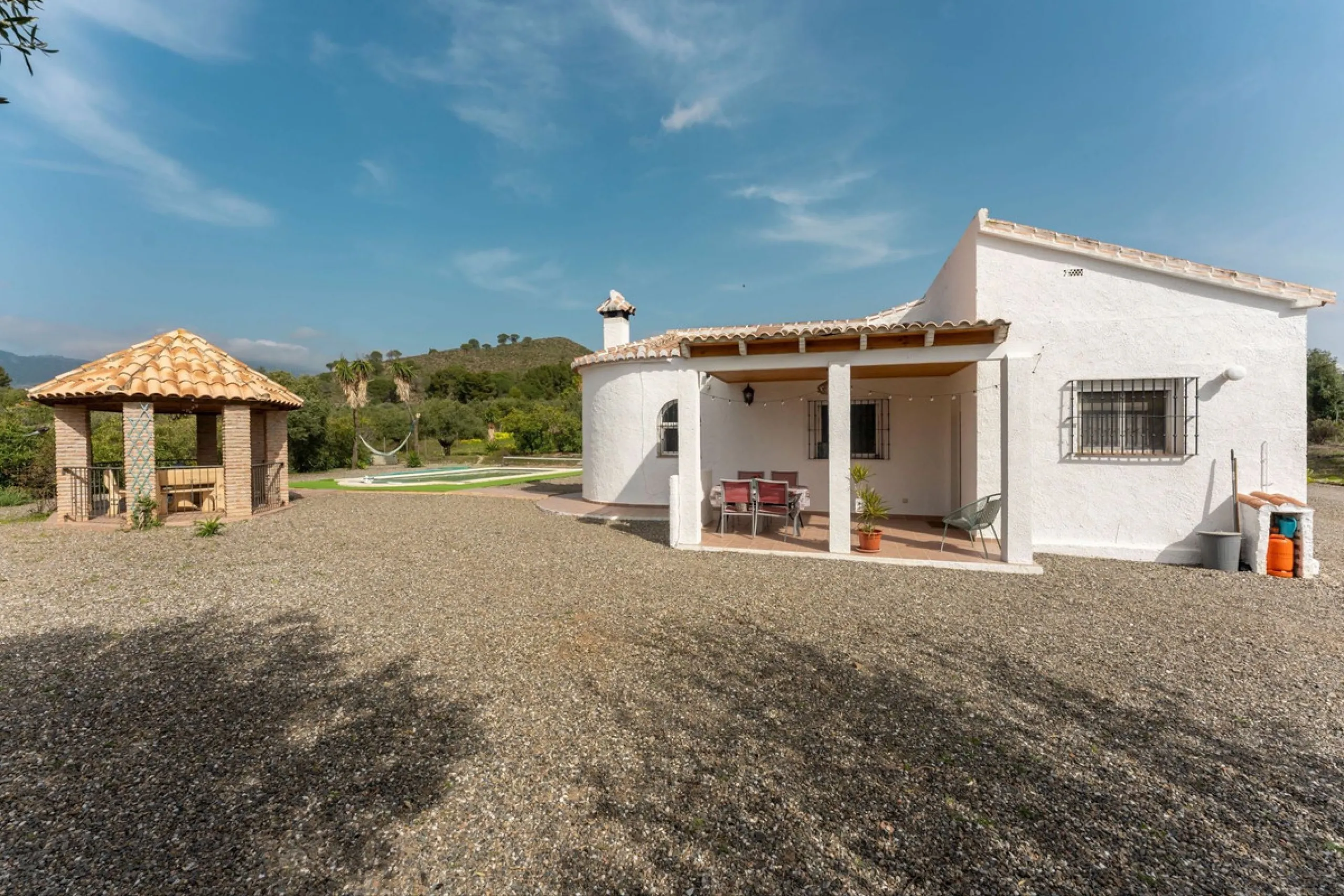 House - Finca - Cortijo в продаже в Casarabonela, Málaga. В доме 3 спален и 2 ванных комнат. Площадь дома 142 м². Площадь участка 6000 м²