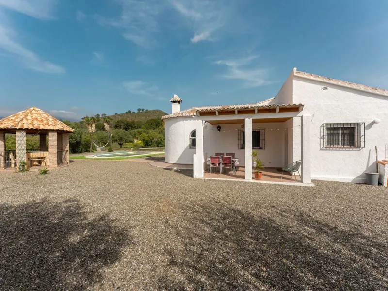 House - Finca - Cortijo в продаже в Casarabonela, Málaga. В доме 3 спален и 2 ванных комнат. Площадь дома 142 м². Площадь участка 6000 м²