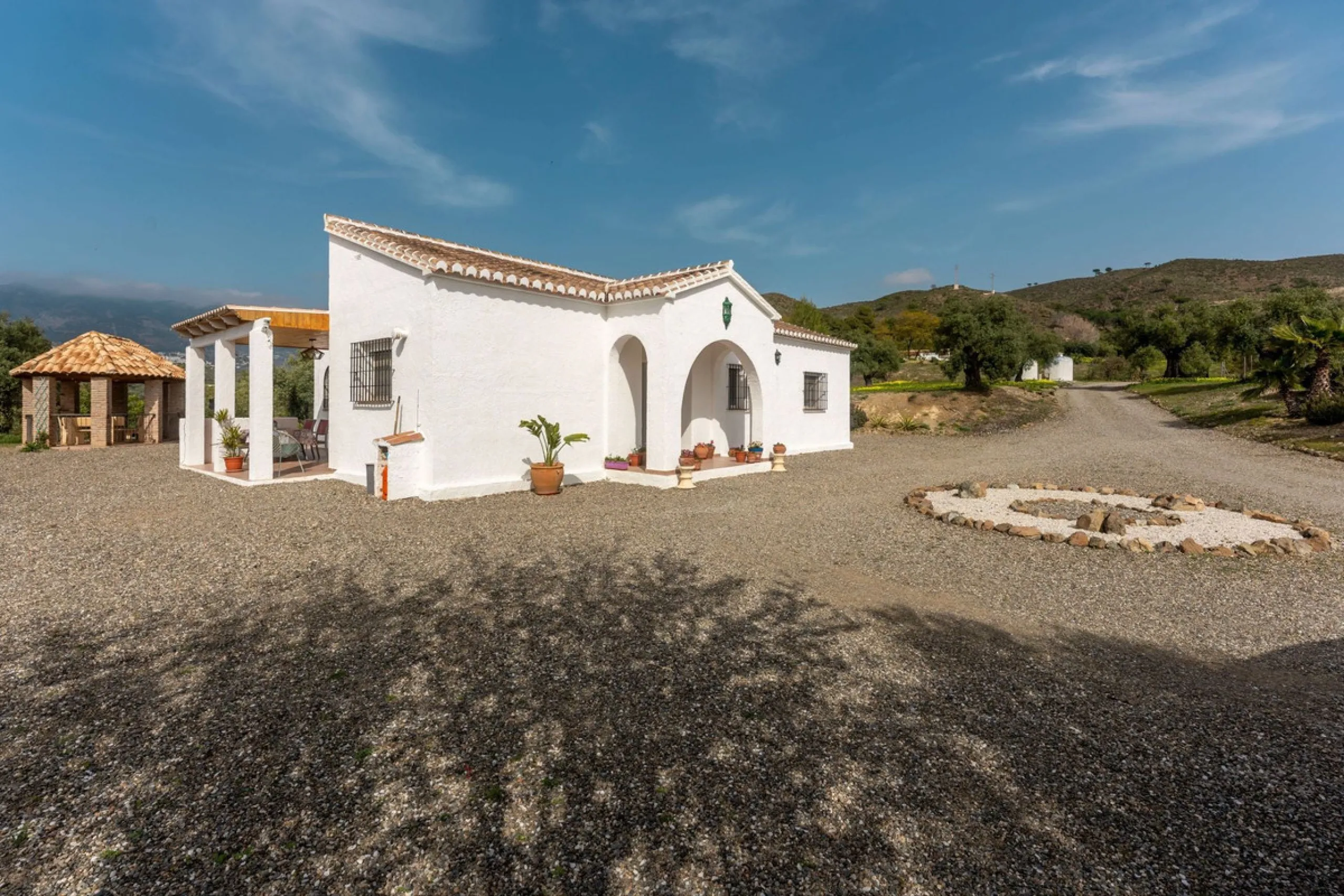 House - Finca - Cortijo в продаже в Casarabonela, Málaga. В доме 3 спален и 2 ванных комнат. Площадь дома 142 м². Площадь участка 6000 м²