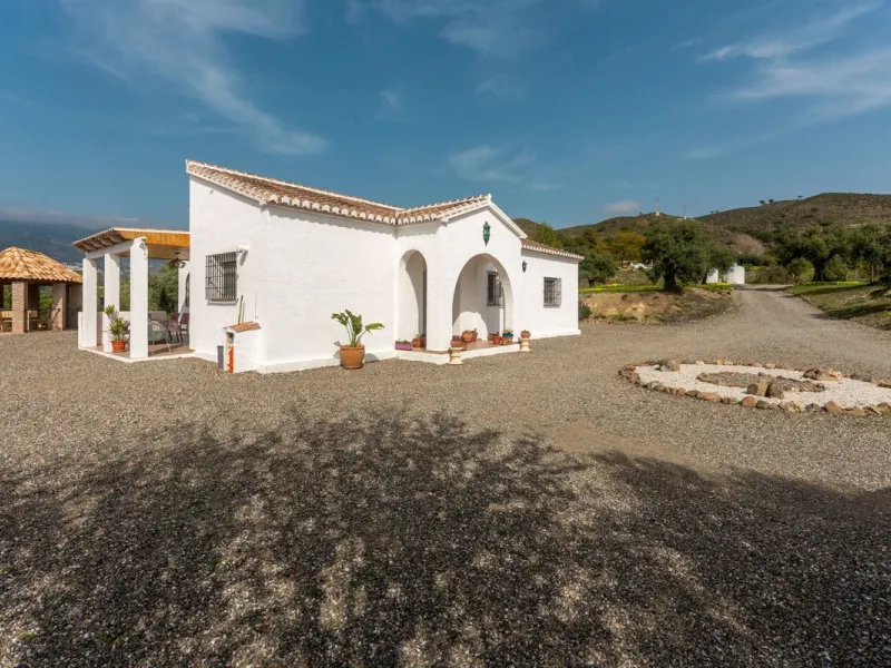 House - Finca - Cortijo в продаже в Casarabonela, Málaga. В доме 3 спален и 2 ванных комнат. Площадь дома 142 м². Площадь участка 6000 м²