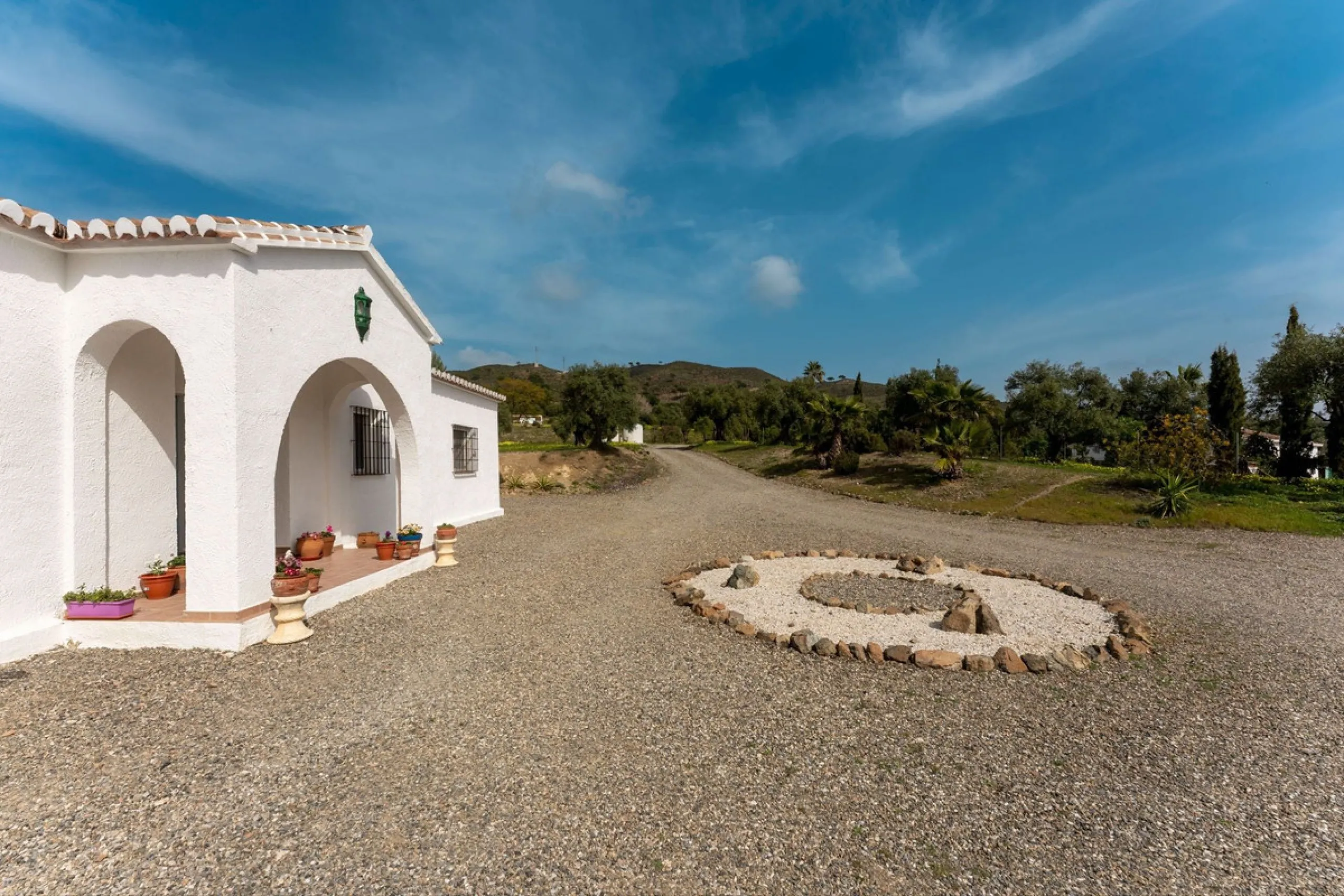 House - Finca - Cortijo в продаже в Casarabonela, Málaga. В доме 3 спален и 2 ванных комнат. Площадь дома 142 м². Площадь участка 6000 м²