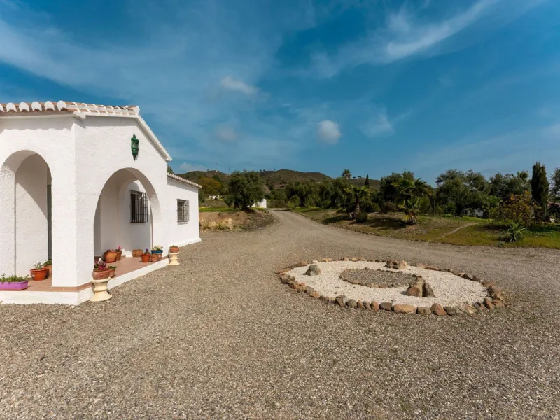 House - Finca - Cortijo в продаже в Casarabonela, Málaga. В доме 3 спален и 2 ванных комнат. Площадь дома 142 м². Площадь участка 6000 м²