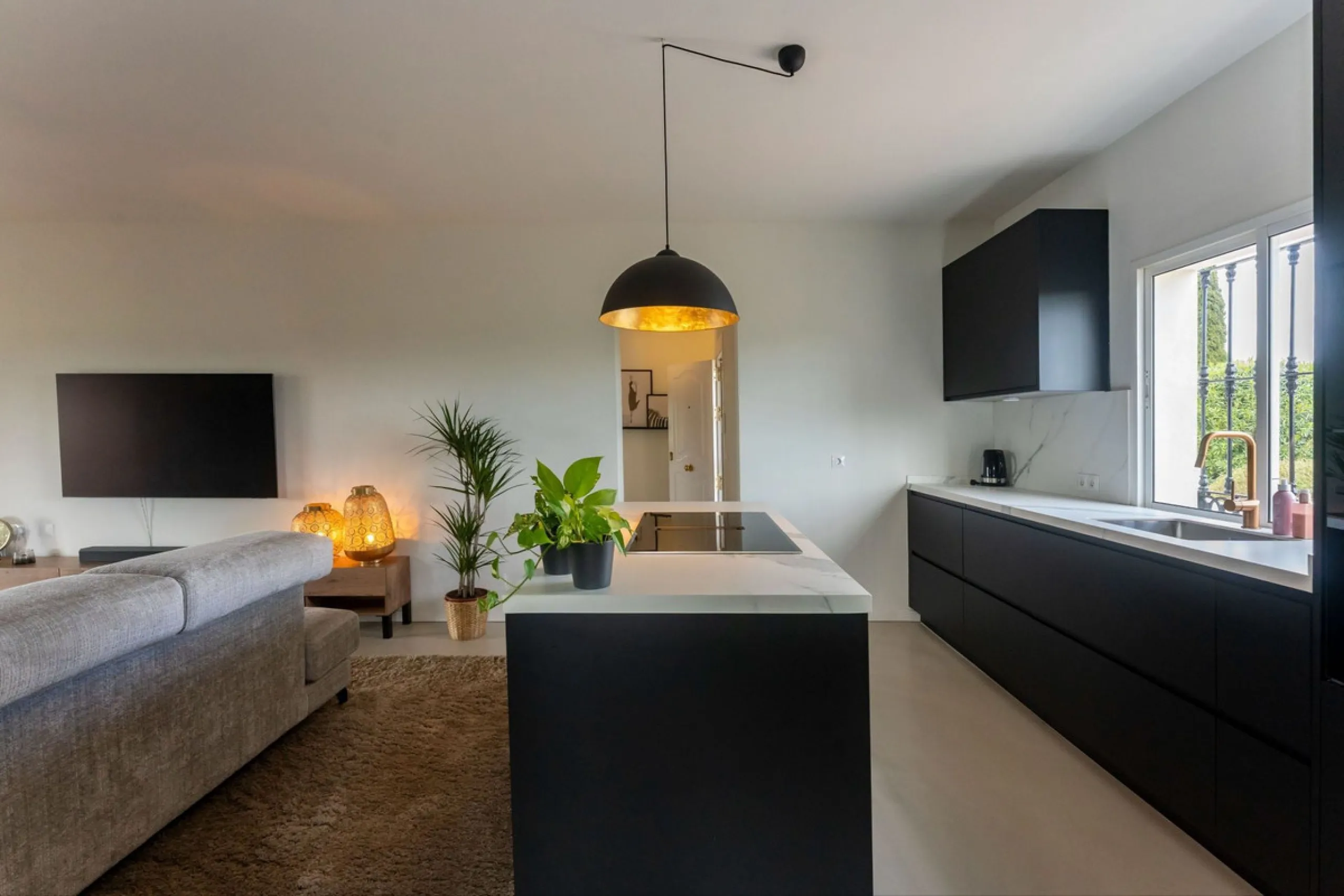 Set in a calm and picturesque countryside location, yet just a 10-minute drive from both Alhaurín el Grande and Coín, this beautifully renovated finca perfectly captures the essence of the modern Mediterranean lifestyle, with ample space, privacy, sunshin