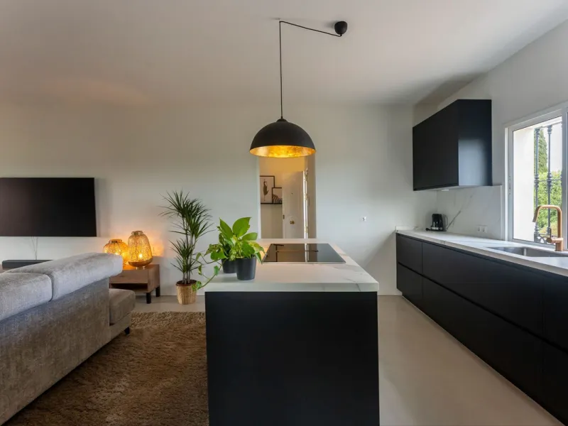 Set in a calm and picturesque countryside location, yet just a 10-minute drive from both Alhaurín el Grande and Coín, this beautifully renovated finca perfectly captures the essence of the modern Mediterranean lifestyle, with ample space, privacy, sunshin