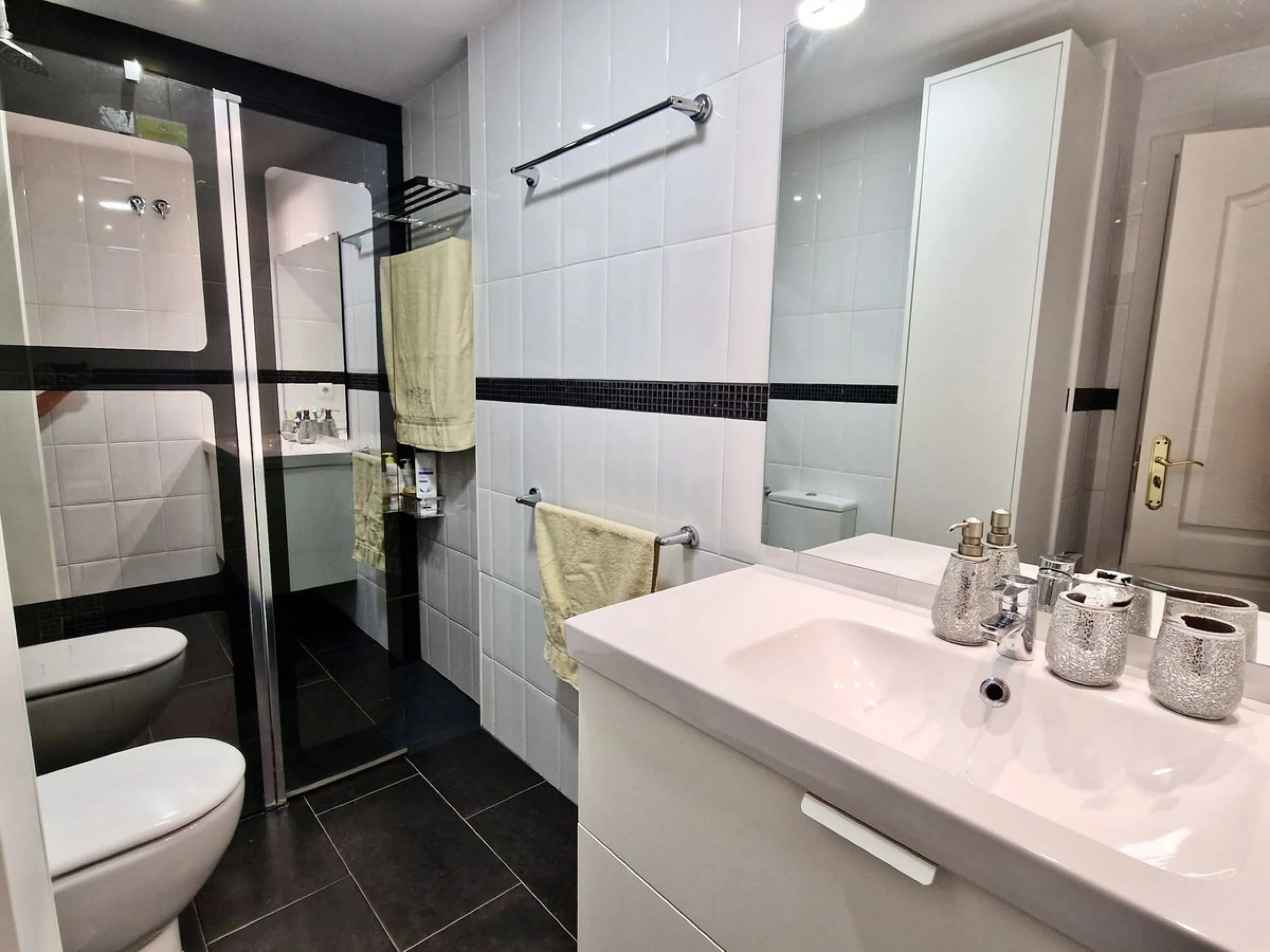 Price reduction !! Immaculate, beautifully reformed, spacious ground floor duplex apartment with 2 terraces, private garden AND sea and pool views!!  Located in a quiet corner of this fabulous community, the apartment, at entry level, consists of hallway,