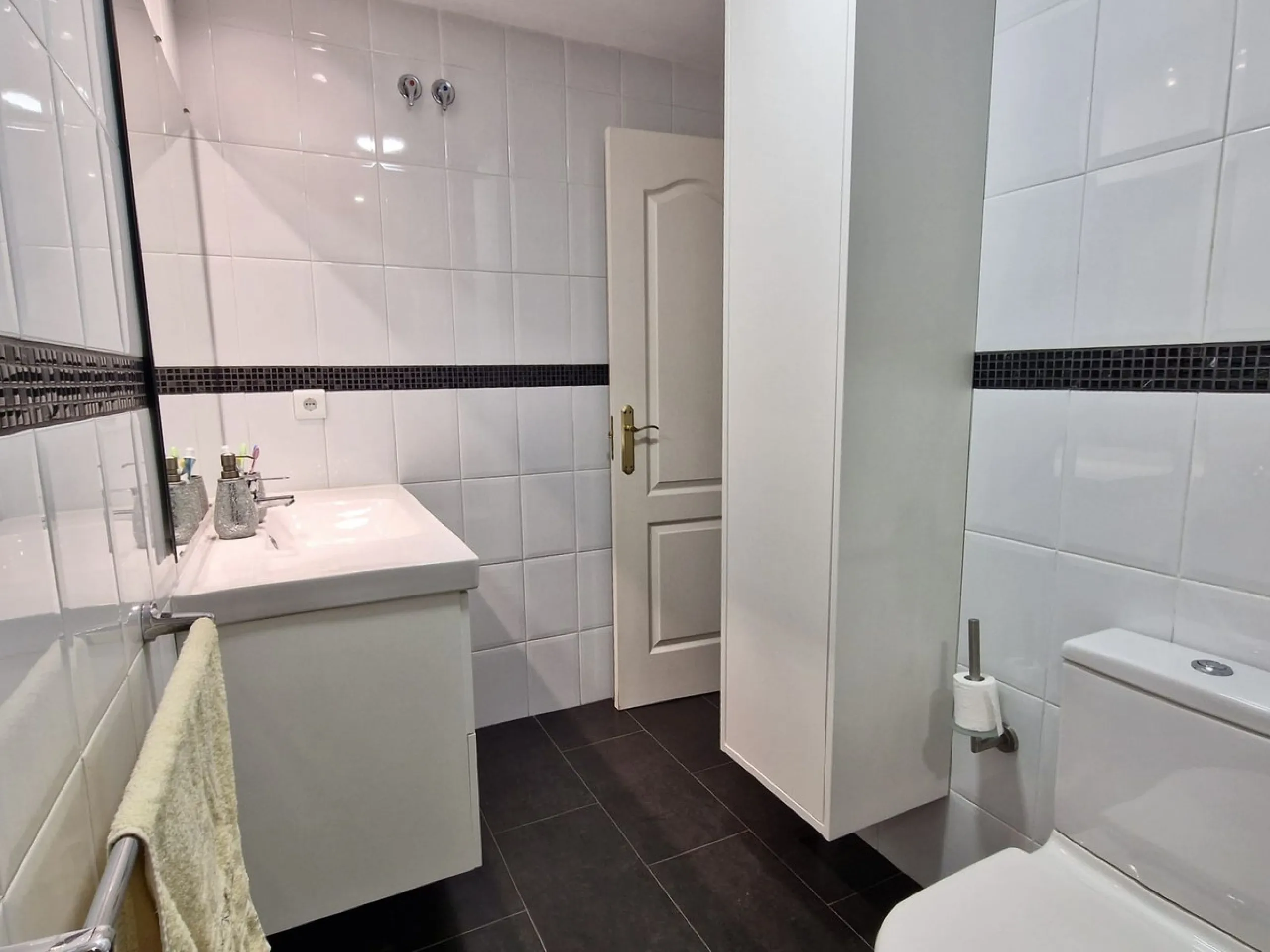 Price reduction !! Immaculate, beautifully reformed, spacious ground floor duplex apartment with 2 terraces, private garden AND sea and pool views!!  Located in a quiet corner of this fabulous community, the apartment, at entry level, consists of hallway,