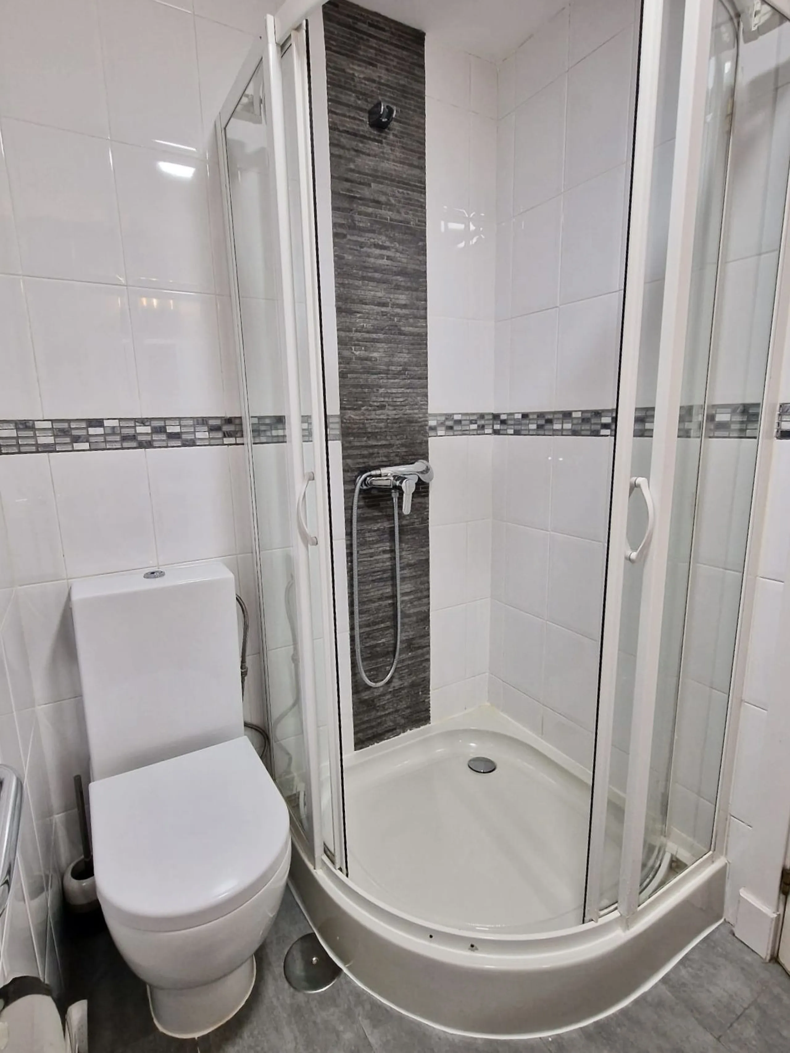 Price reduction !! Immaculate, beautifully reformed, spacious ground floor duplex apartment with 2 terraces, private garden AND sea and pool views!!  Located in a quiet corner of this fabulous community, the apartment, at entry level, consists of hallway,