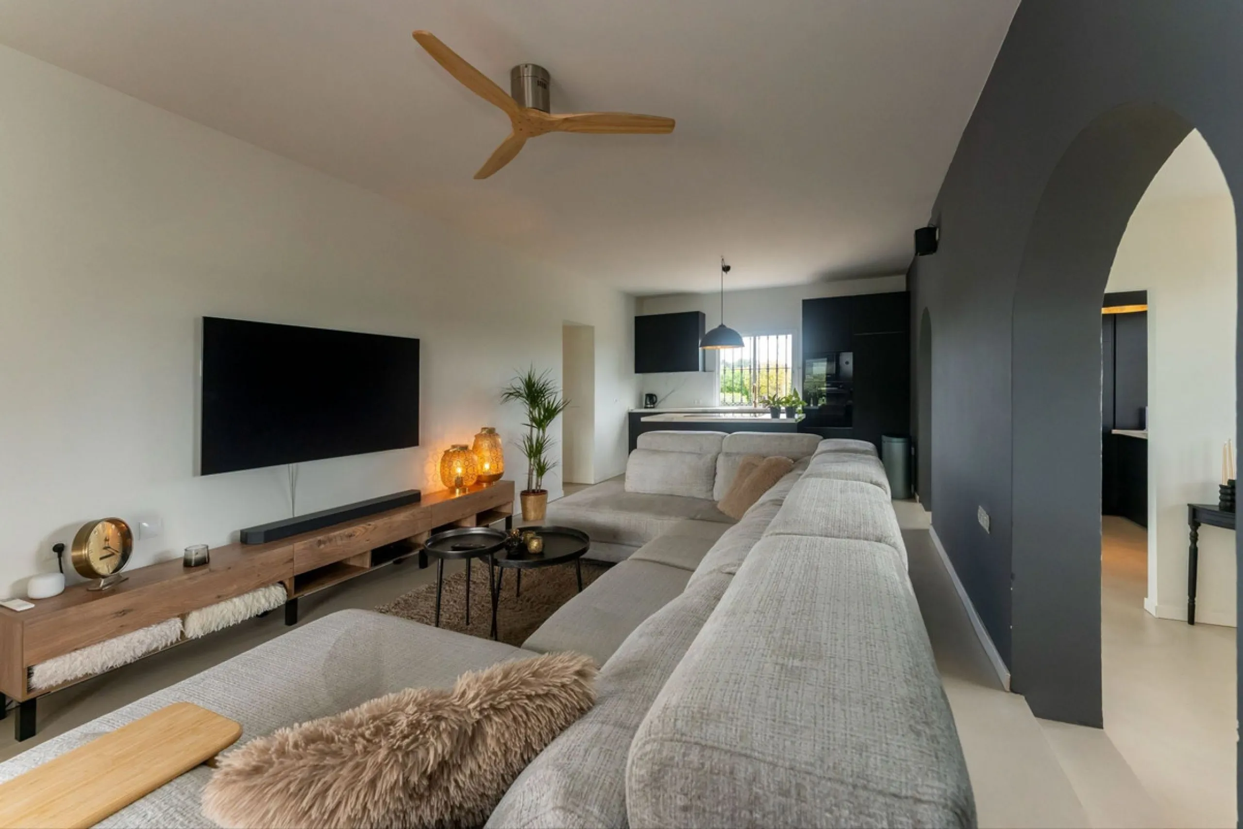 Set in a calm and picturesque countryside location, yet just a 10-minute drive from both Alhaurín el Grande and Coín, this beautifully renovated finca perfectly captures the essence of the modern Mediterranean lifestyle, with ample space, privacy, sunshin