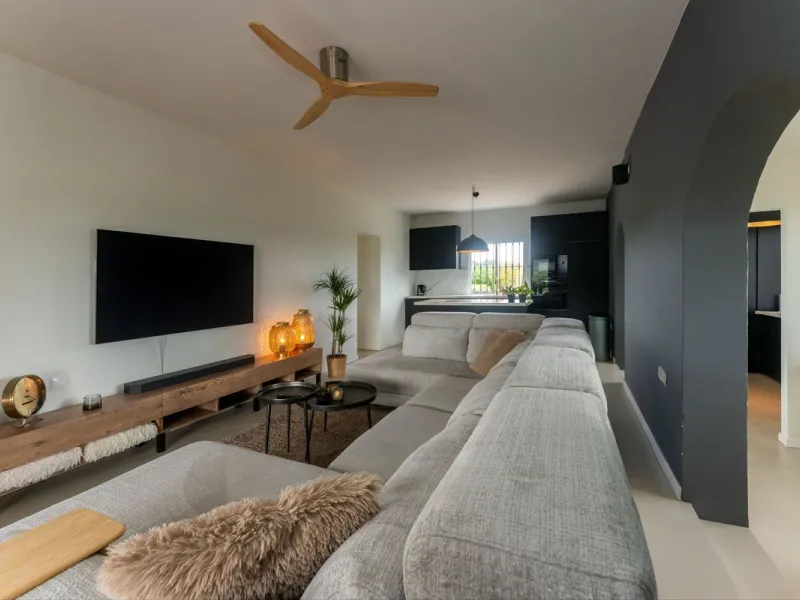 Set in a calm and picturesque countryside location, yet just a 10-minute drive from both Alhaurín el Grande and Coín, this beautifully renovated finca perfectly captures the essence of the modern Mediterranean lifestyle, with ample space, privacy, sunshin