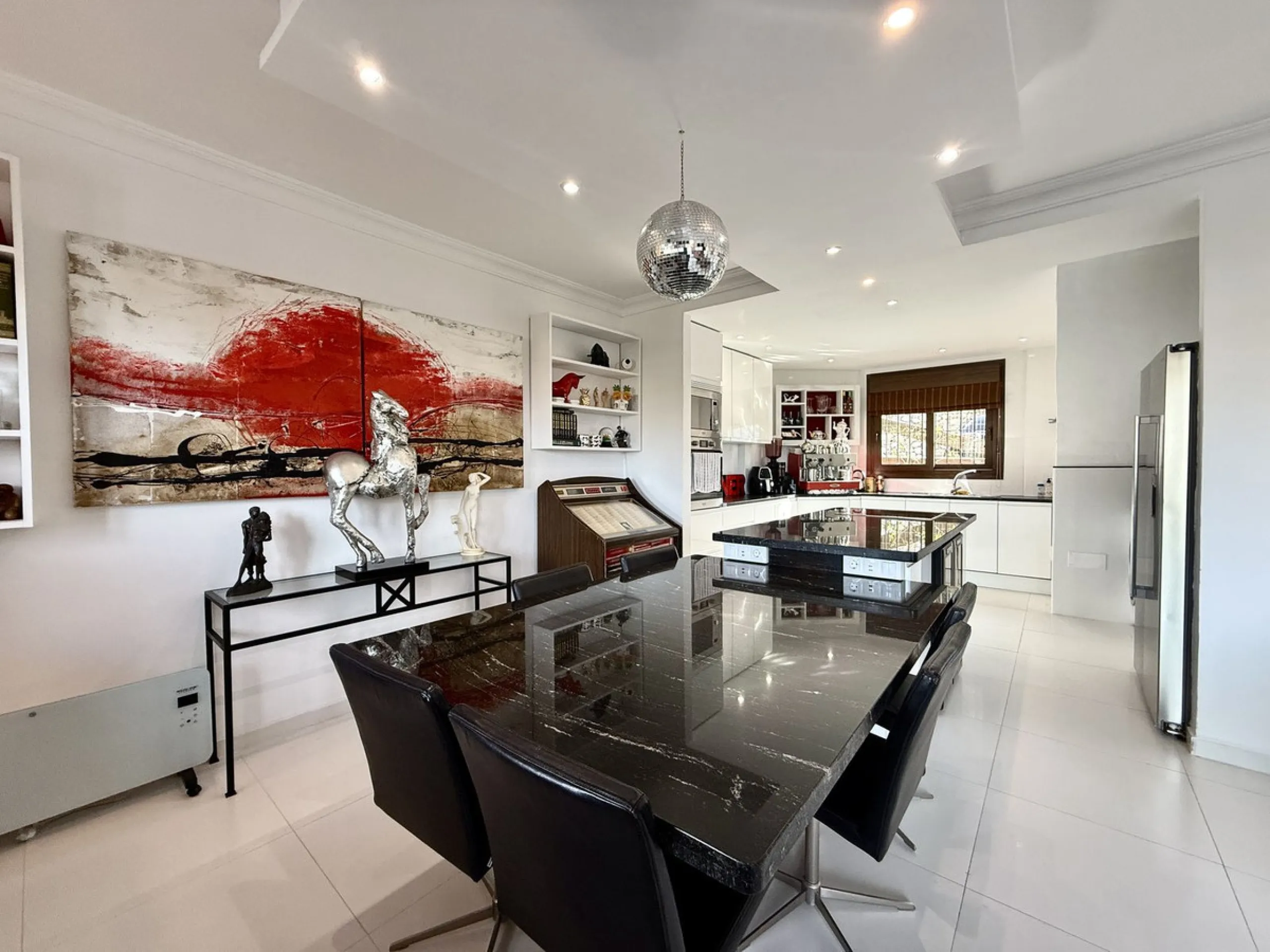 Bright and spacious detached villa with private pool on terrace, yet located in a gated community. This unique property is distributed over two floors, the ground floor comprising a hallway, stunning lounge/dining room with open plan, newly fitted modern 