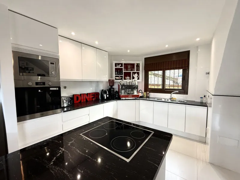 Bright and spacious detached villa with private pool on terrace, yet located in a gated community. This unique property is distributed over two floors, the ground floor comprising a hallway, stunning lounge/dining room with open plan, newly fitted modern 