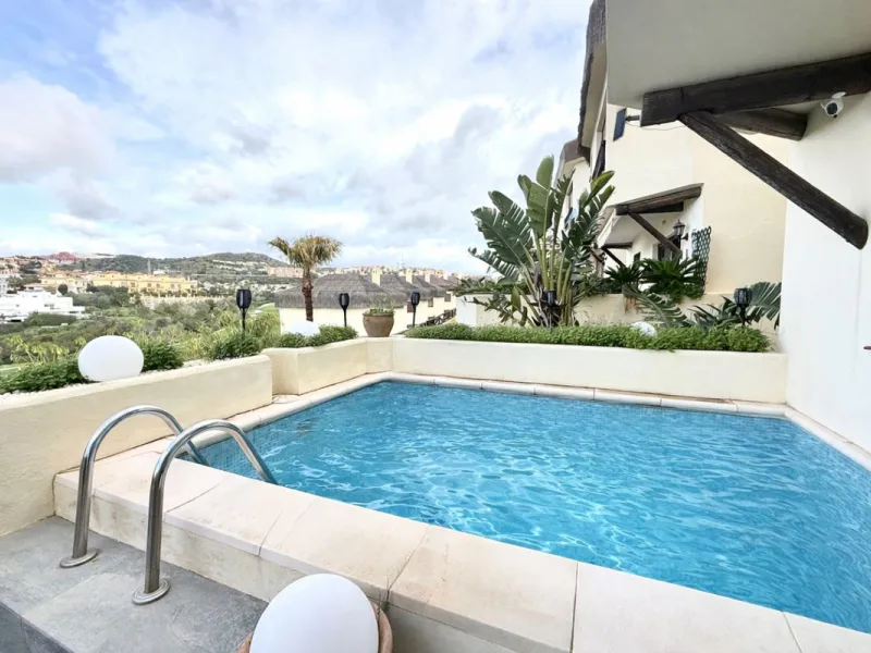 Bright and spacious detached villa with private pool on terrace, yet located in a gated community. This unique property is distributed over two floors, the ground floor comprising a hallway, stunning lounge/dining room with open plan, newly fitted modern 