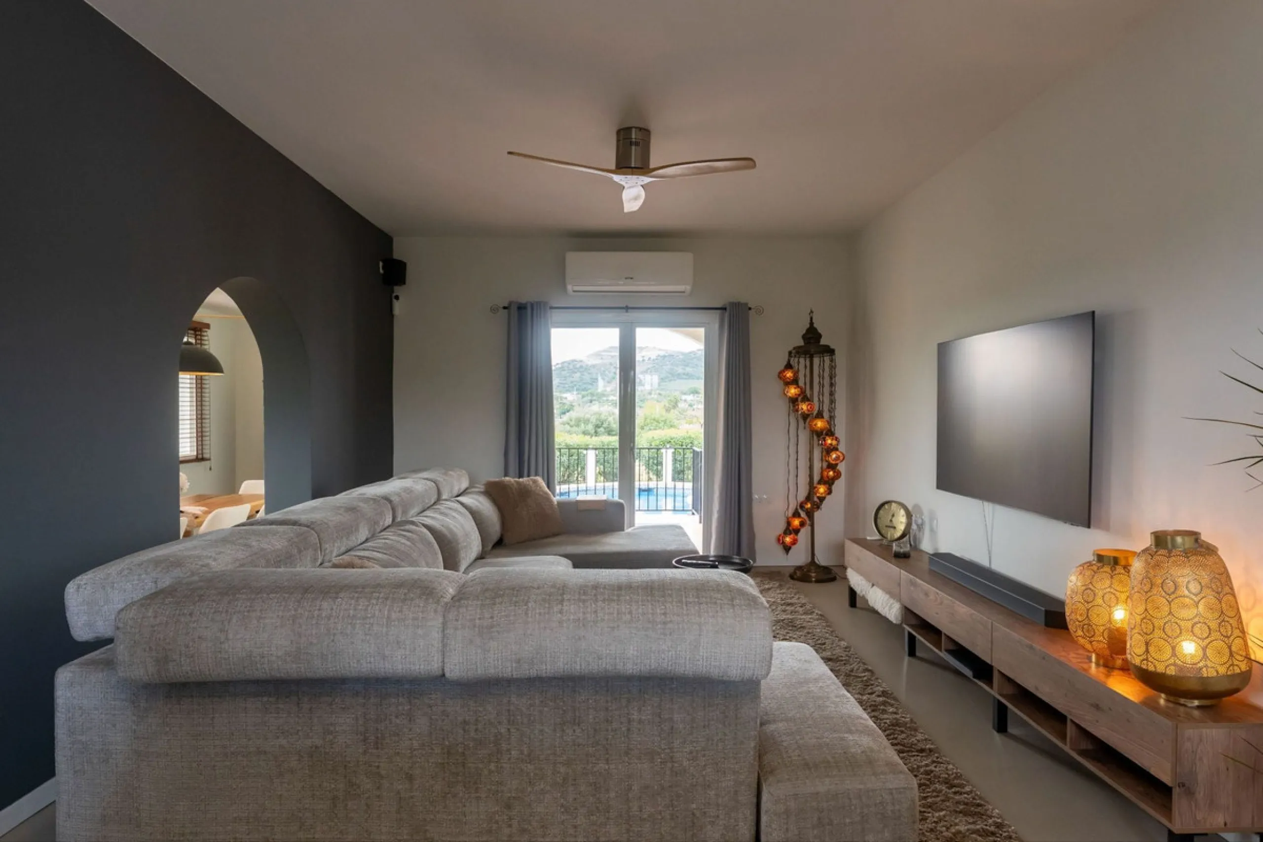Set in a calm and picturesque countryside location, yet just a 10-minute drive from both Alhaurín el Grande and Coín, this beautifully renovated finca perfectly captures the essence of the modern Mediterranean lifestyle, with ample space, privacy, sunshin