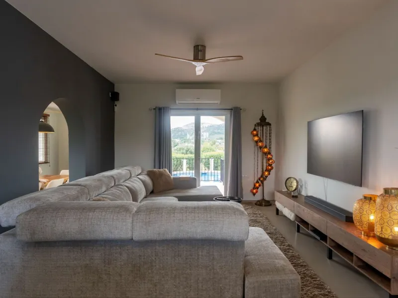 Set in a calm and picturesque countryside location, yet just a 10-minute drive from both Alhaurín el Grande and Coín, this beautifully renovated finca perfectly captures the essence of the modern Mediterranean lifestyle, with ample space, privacy, sunshin