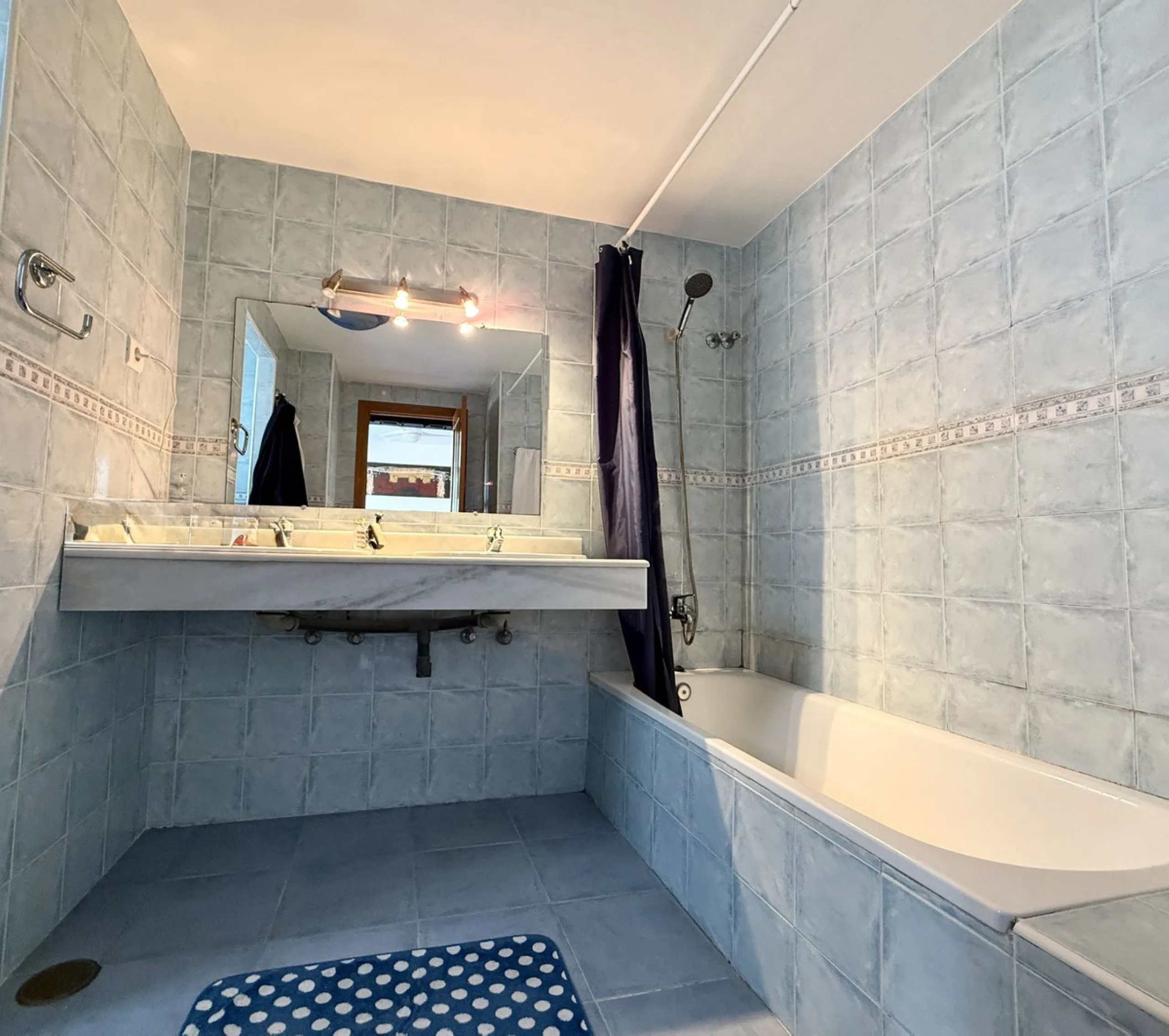 Bright and spacious detached villa with private pool on terrace, yet located in a gated community. This unique property is distributed over two floors, the ground floor comprising a hallway, stunning lounge/dining room with open plan, newly fitted modern 