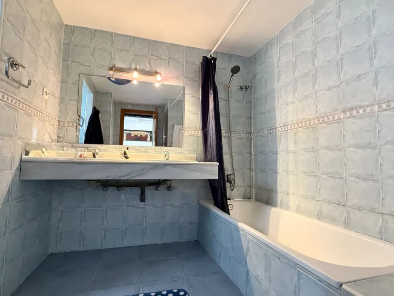 Bright and spacious detached villa with private pool on terrace, yet located in a gated community. This unique property is distributed over two floors, the ground floor comprising a hallway, stunning lounge/dining room with open plan, newly fitted modern 