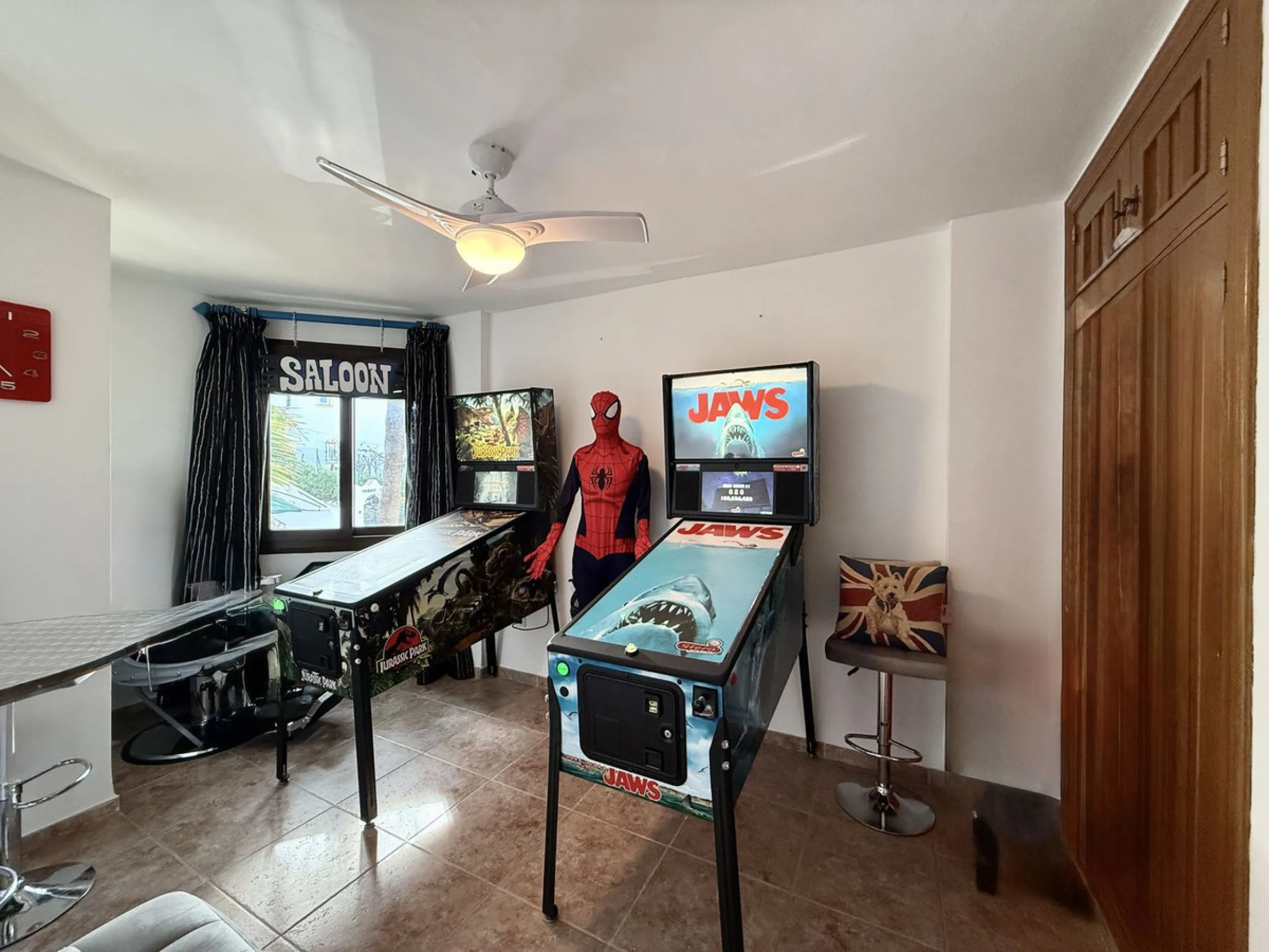 Bright and spacious detached villa with private pool on terrace, yet located in a gated community. This unique property is distributed over two floors, the ground floor comprising a hallway, stunning lounge/dining room with open plan, newly fitted modern 