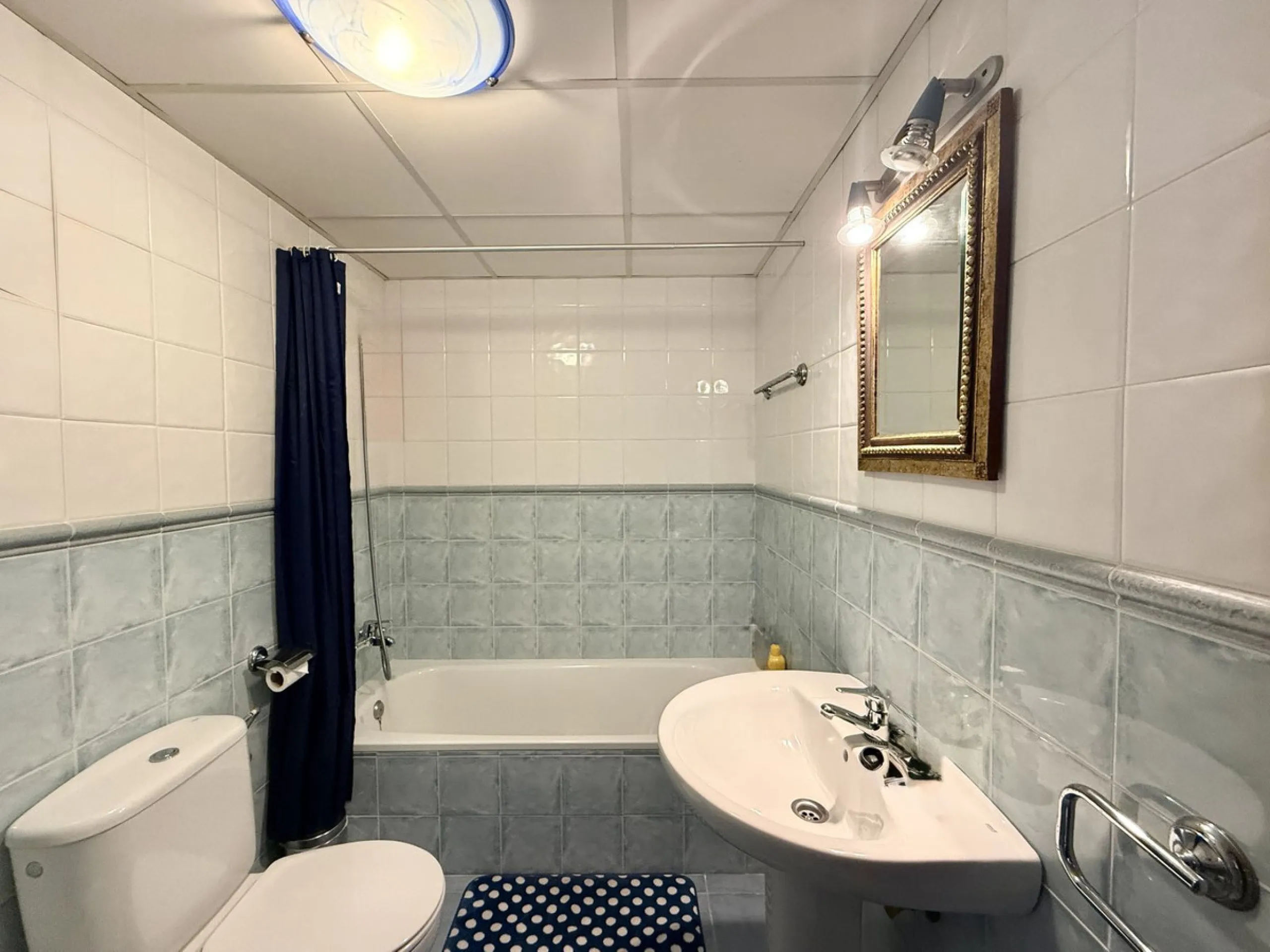 Bright and spacious detached villa with private pool on terrace, yet located in a gated community. This unique property is distributed over two floors, the ground floor comprising a hallway, stunning lounge/dining room with open plan, newly fitted modern 