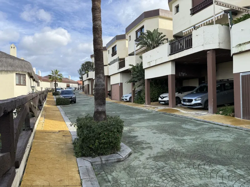 Bright and spacious detached villa with private pool on terrace, yet located in a gated community. This unique property is distributed over two floors, the ground floor comprising a hallway, stunning lounge/dining room with open plan, newly fitted modern 
