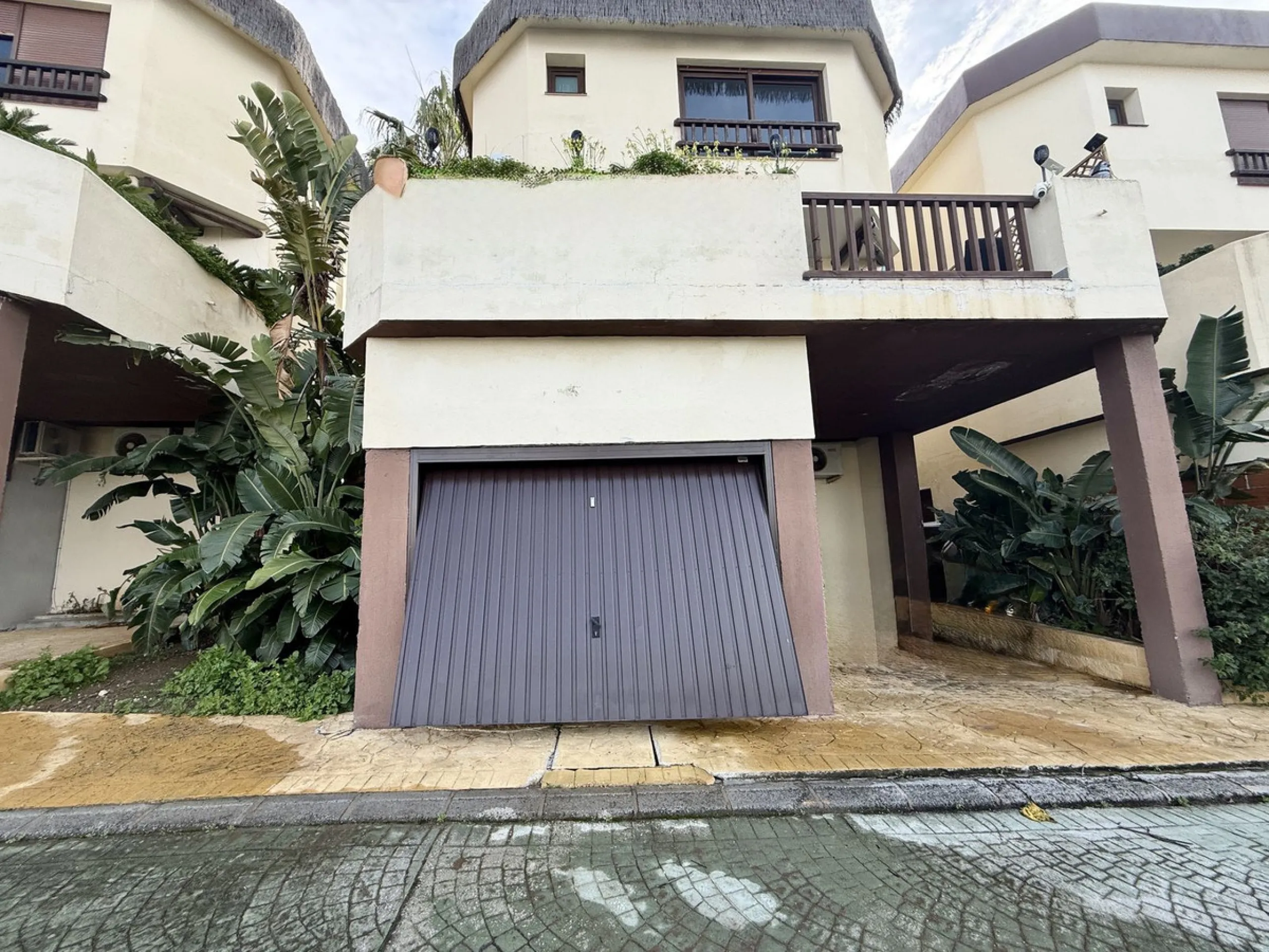 Bright and spacious detached villa with private pool on terrace, yet located in a gated community. This unique property is distributed over two floors, the ground floor comprising a hallway, stunning lounge/dining room with open plan, newly fitted modern 