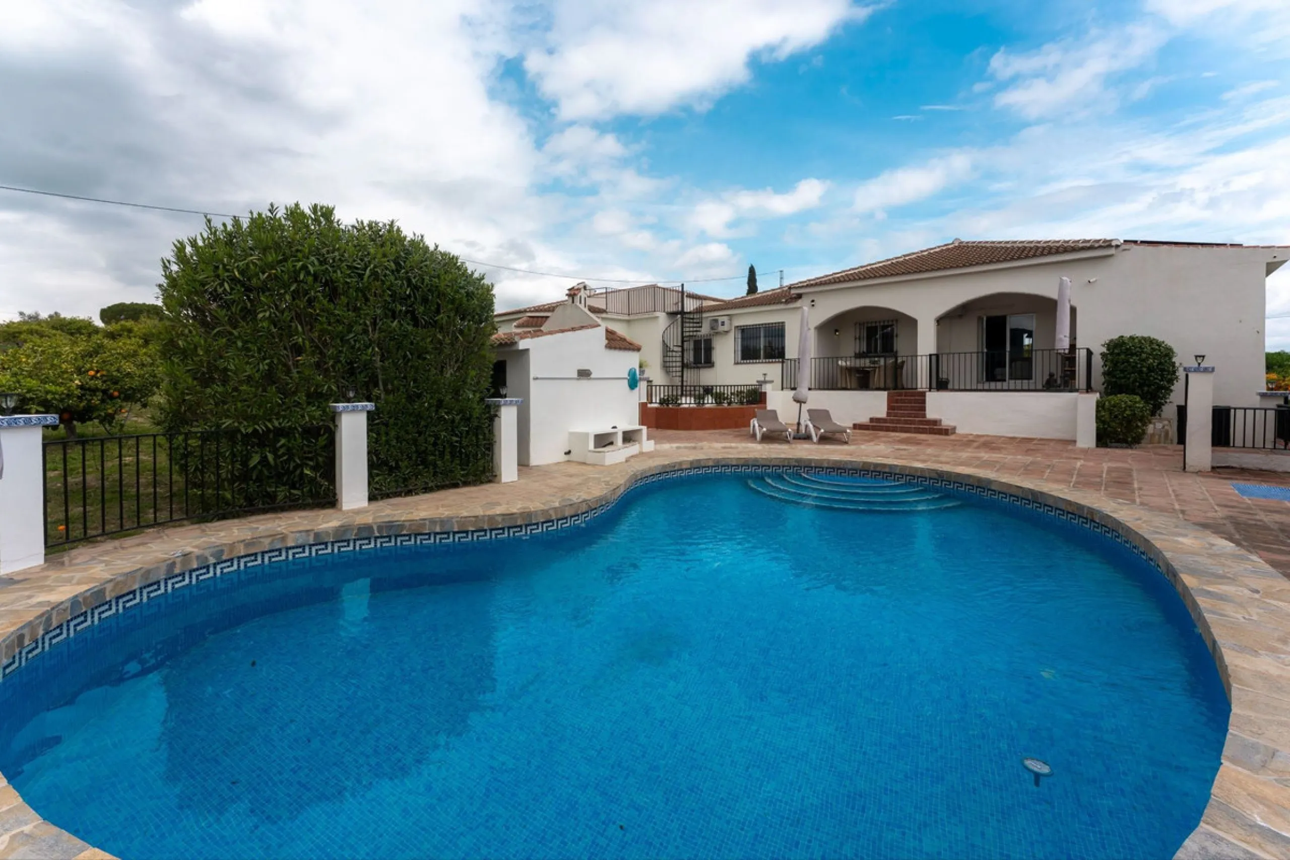 Set in a calm and picturesque countryside location, yet just a 10-minute drive from both Alhaurín el Grande and Coín, this beautifully renovated finca perfectly captures the essence of the modern Mediterranean lifestyle, with ample space, privacy, sunshin