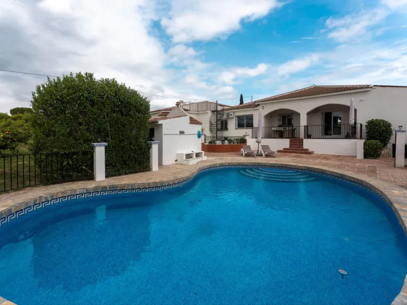Set in a calm and picturesque countryside location, yet just a 10-minute drive from both Alhaurín el Grande and Coín, this beautifully renovated finca perfectly captures the essence of the modern Mediterranean lifestyle, with ample space, privacy, sunshin