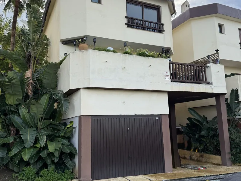 Bright and spacious detached villa with private pool on terrace, yet located in a gated community. This unique property is distributed over two floors, the ground floor comprising a hallway, stunning lounge/dining room with open plan, newly fitted modern 