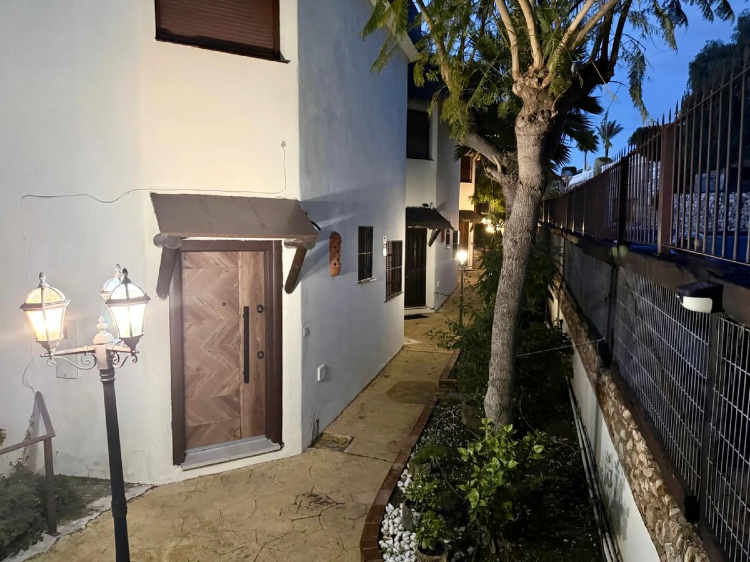 Bright and spacious detached villa with private pool on terrace, yet located in a gated community. This unique property is distributed over two floors, the ground floor comprising a hallway, stunning lounge/dining room with open plan, newly fitted modern 