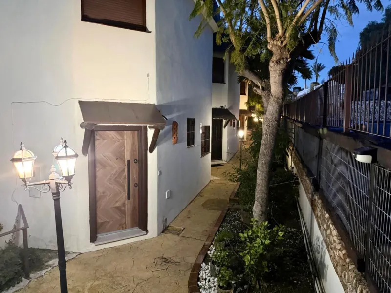 Bright and spacious detached villa with private pool on terrace, yet located in a gated community. This unique property is distributed over two floors, the ground floor comprising a hallway, stunning lounge/dining room with open plan, newly fitted modern 