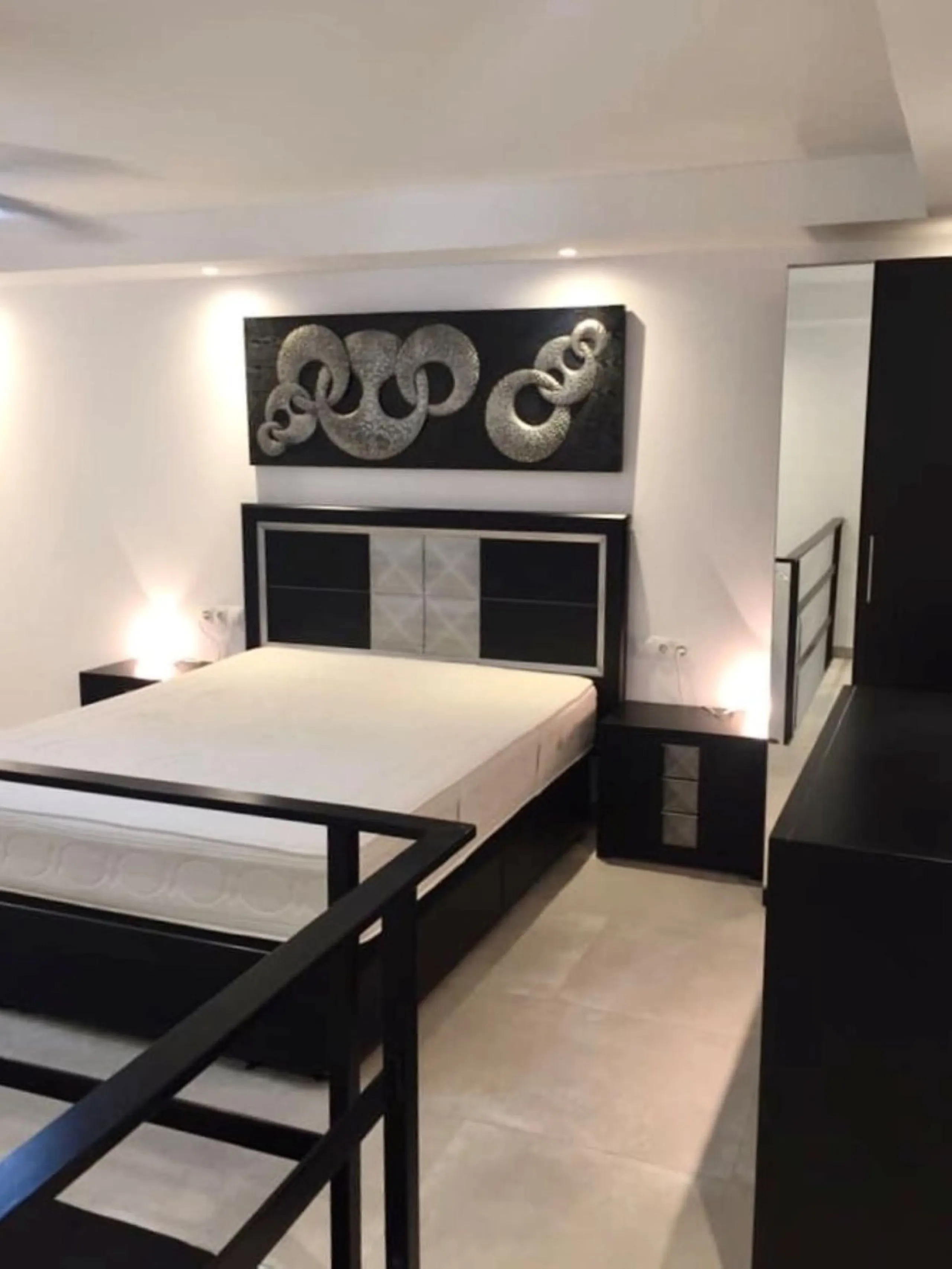 Bright and spacious detached villa with private pool on terrace, yet located in a gated community. This unique property is distributed over two floors, the ground floor comprising a hallway, stunning lounge/dining room with open plan, newly fitted modern 