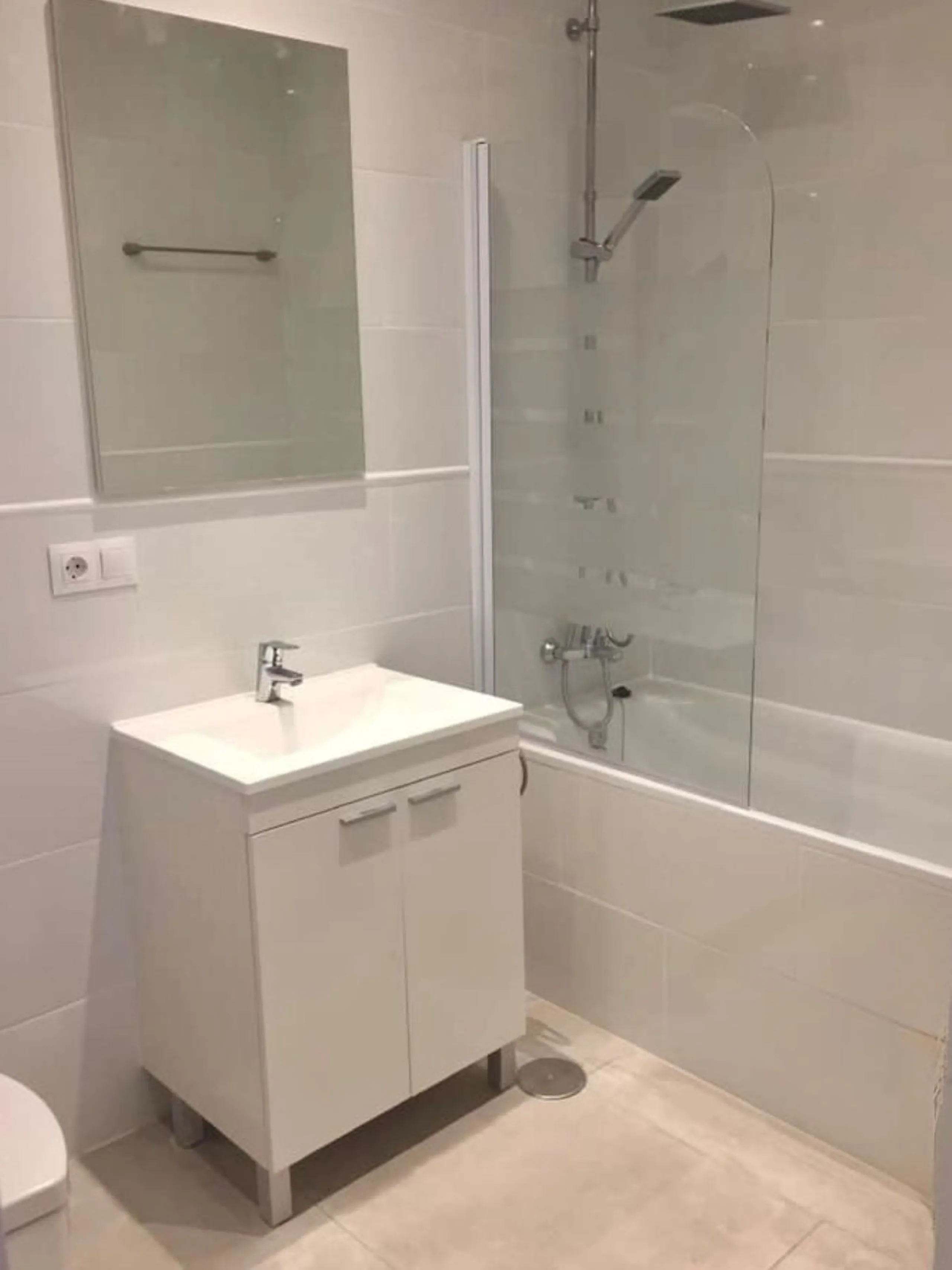 Bright and spacious detached villa with private pool on terrace, yet located in a gated community. This unique property is distributed over two floors, the ground floor comprising a hallway, stunning lounge/dining room with open plan, newly fitted modern 