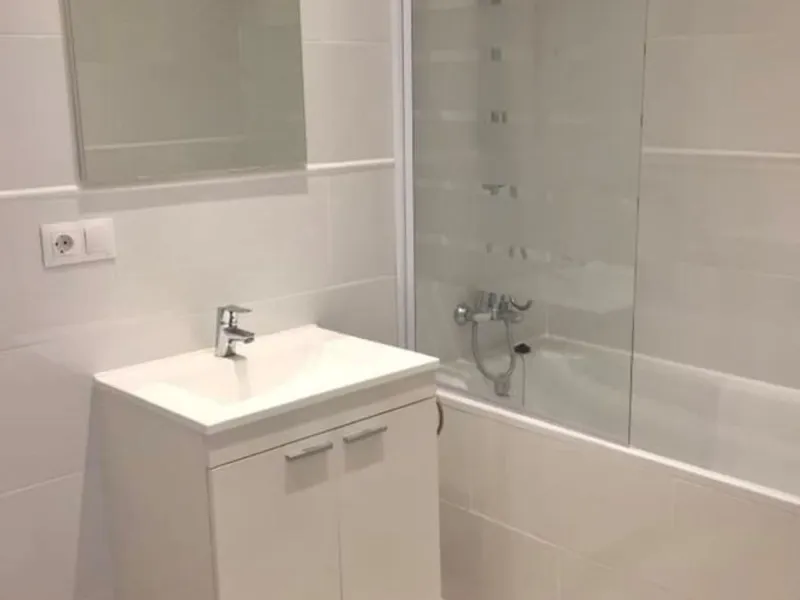 Bright and spacious detached villa with private pool on terrace, yet located in a gated community. This unique property is distributed over two floors, the ground floor comprising a hallway, stunning lounge/dining room with open plan, newly fitted modern 