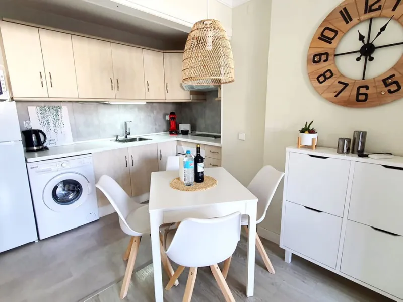 Beautiful top floor apartment in the center of Fuengirola close to amenities and completely upgrated to the highest qualities. Lovely open plan layout, fantastic bedroom with fitted wardrobes and en suite bathroom. The roof terrace above the apartment bel