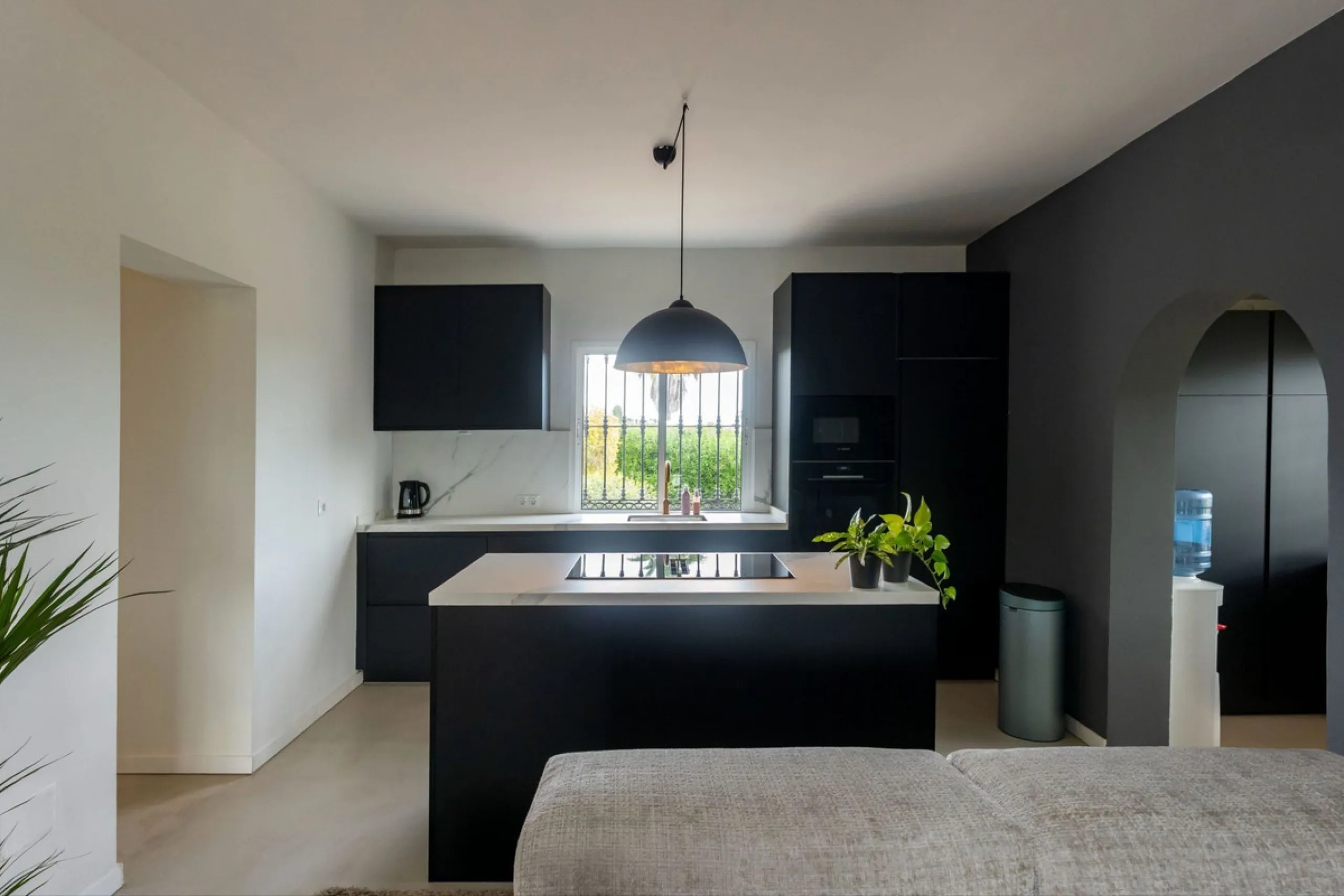 Set in a calm and picturesque countryside location, yet just a 10-minute drive from both Alhaurín el Grande and Coín, this beautifully renovated finca perfectly captures the essence of the modern Mediterranean lifestyle, with ample space, privacy, sunshin