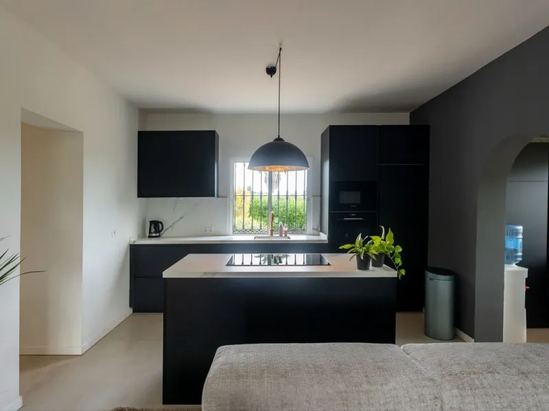 Set in a calm and picturesque countryside location, yet just a 10-minute drive from both Alhaurín el Grande and Coín, this beautifully renovated finca perfectly captures the essence of the modern Mediterranean lifestyle, with ample space, privacy, sunshin