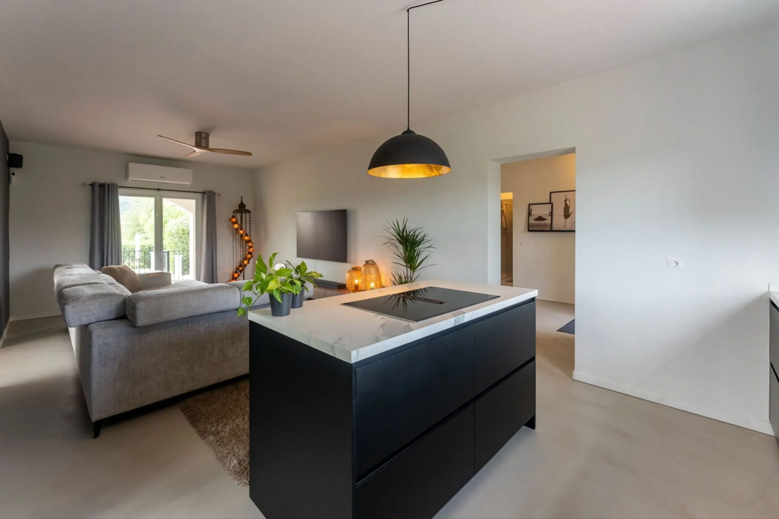 Set in a calm and picturesque countryside location, yet just a 10-minute drive from both Alhaurín el Grande and Coín, this beautifully renovated finca perfectly captures the essence of the modern Mediterranean lifestyle, with ample space, privacy, sunshin
