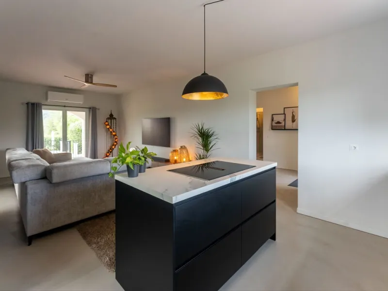 Set in a calm and picturesque countryside location, yet just a 10-minute drive from both Alhaurín el Grande and Coín, this beautifully renovated finca perfectly captures the essence of the modern Mediterranean lifestyle, with ample space, privacy, sunshin