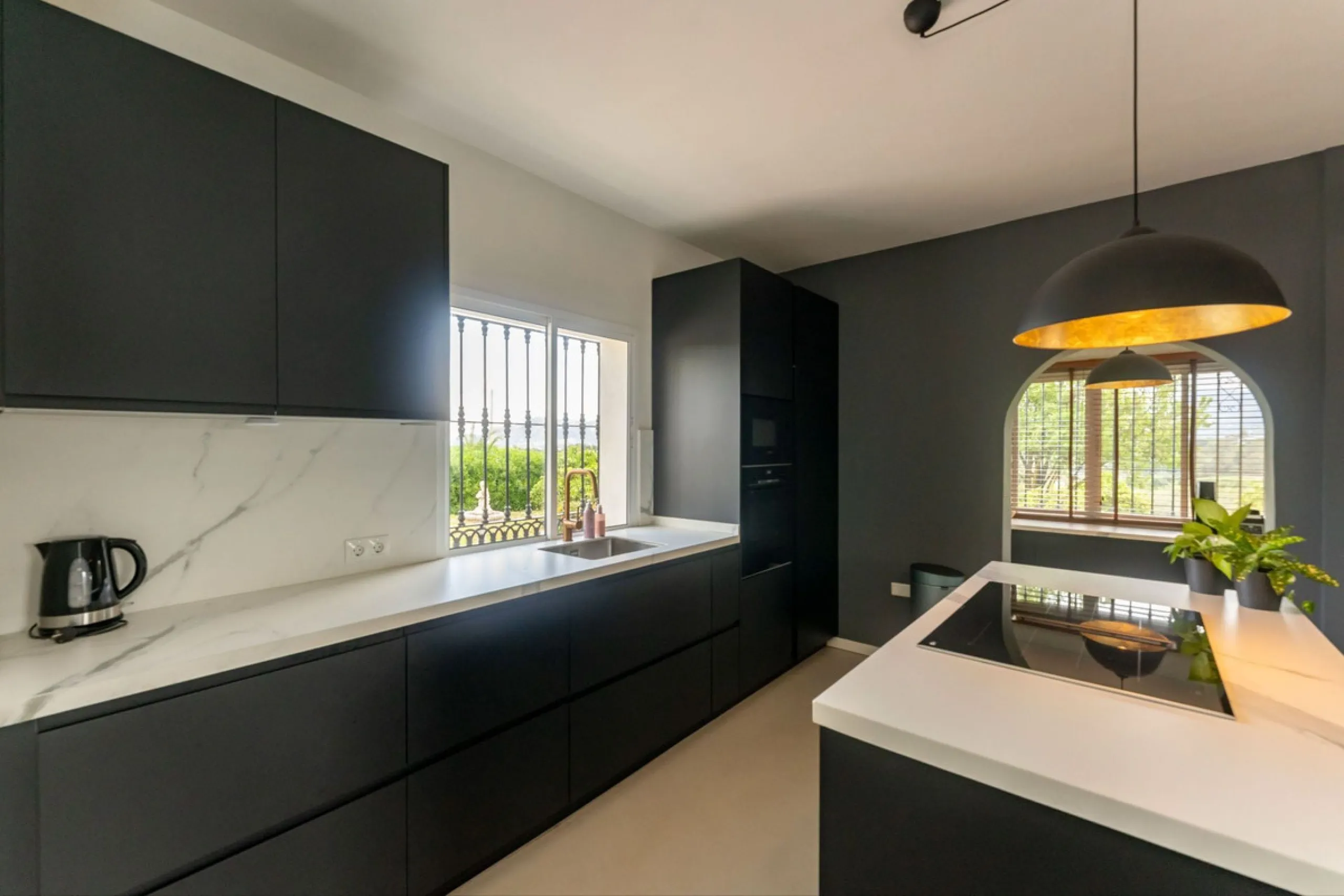 Set in a calm and picturesque countryside location, yet just a 10-minute drive from both Alhaurín el Grande and Coín, this beautifully renovated finca perfectly captures the essence of the modern Mediterranean lifestyle, with ample space, privacy, sunshin