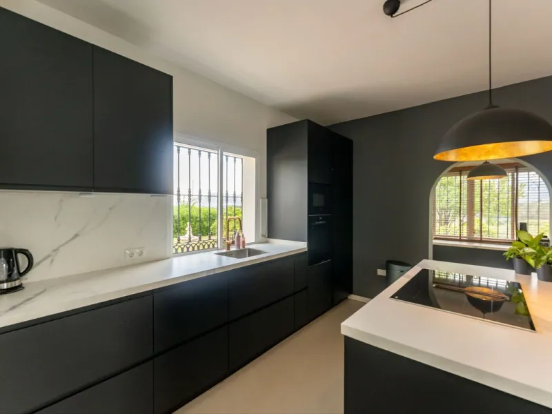 Set in a calm and picturesque countryside location, yet just a 10-minute drive from both Alhaurín el Grande and Coín, this beautifully renovated finca perfectly captures the essence of the modern Mediterranean lifestyle, with ample space, privacy, sunshin