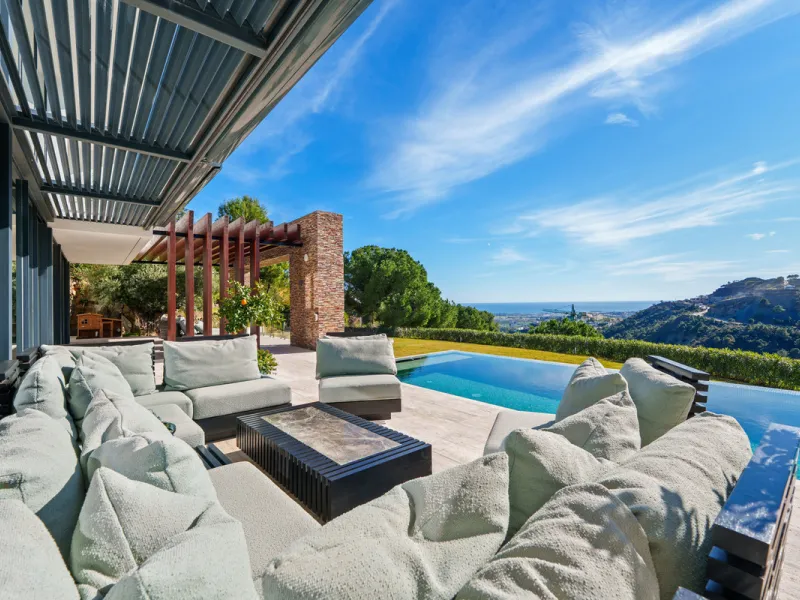 A five-bedroom villa in El Madroñal, Benahavís, offering five bathrooms plus a guest cloakroom, with a first floor dedicated to the master suite with dressing room and library alongside a guest ensuite, a ground floor arranged around formal and informal l