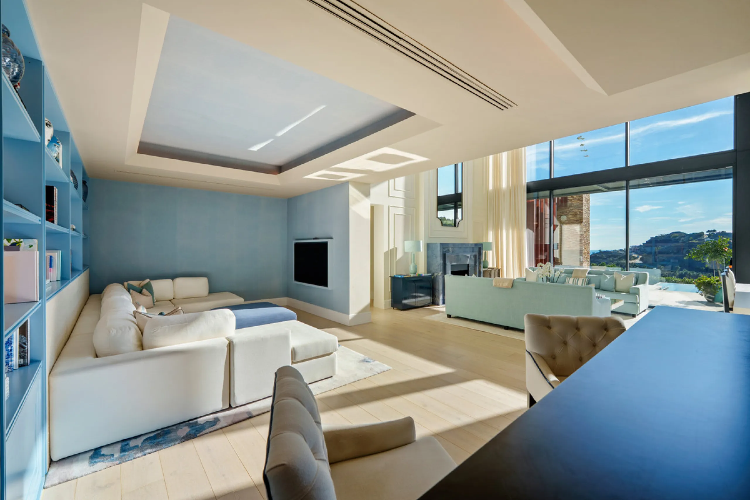 A five-bedroom villa in El Madroñal, Benahavís, offering five bathrooms plus a guest cloakroom, with a first floor dedicated to the master suite with dressing room and library alongside a guest ensuite, a ground floor arranged around formal and informal l