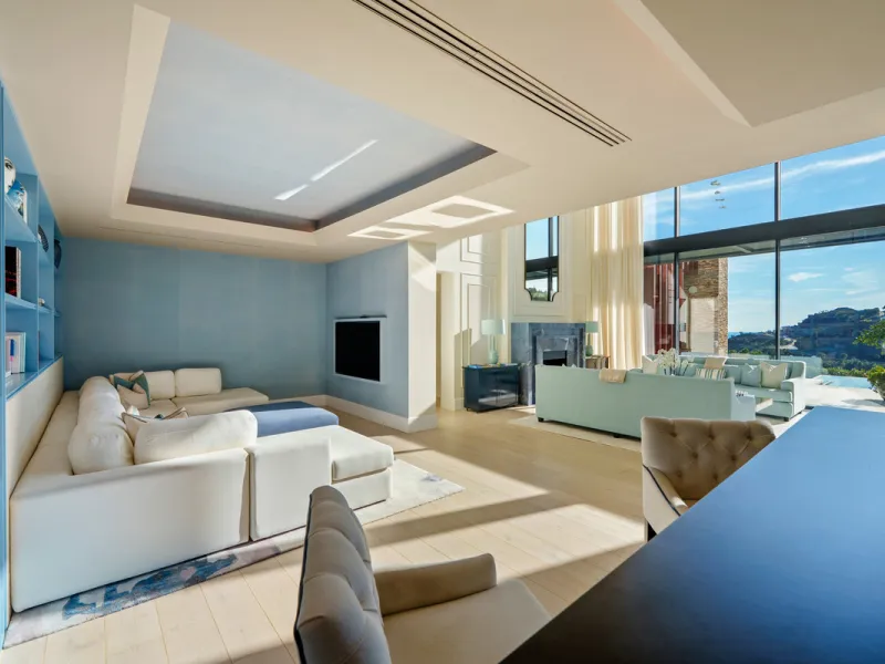 A five-bedroom villa in El Madroñal, Benahavís, offering five bathrooms plus a guest cloakroom, with a first floor dedicated to the master suite with dressing room and library alongside a guest ensuite, a ground floor arranged around formal and informal l