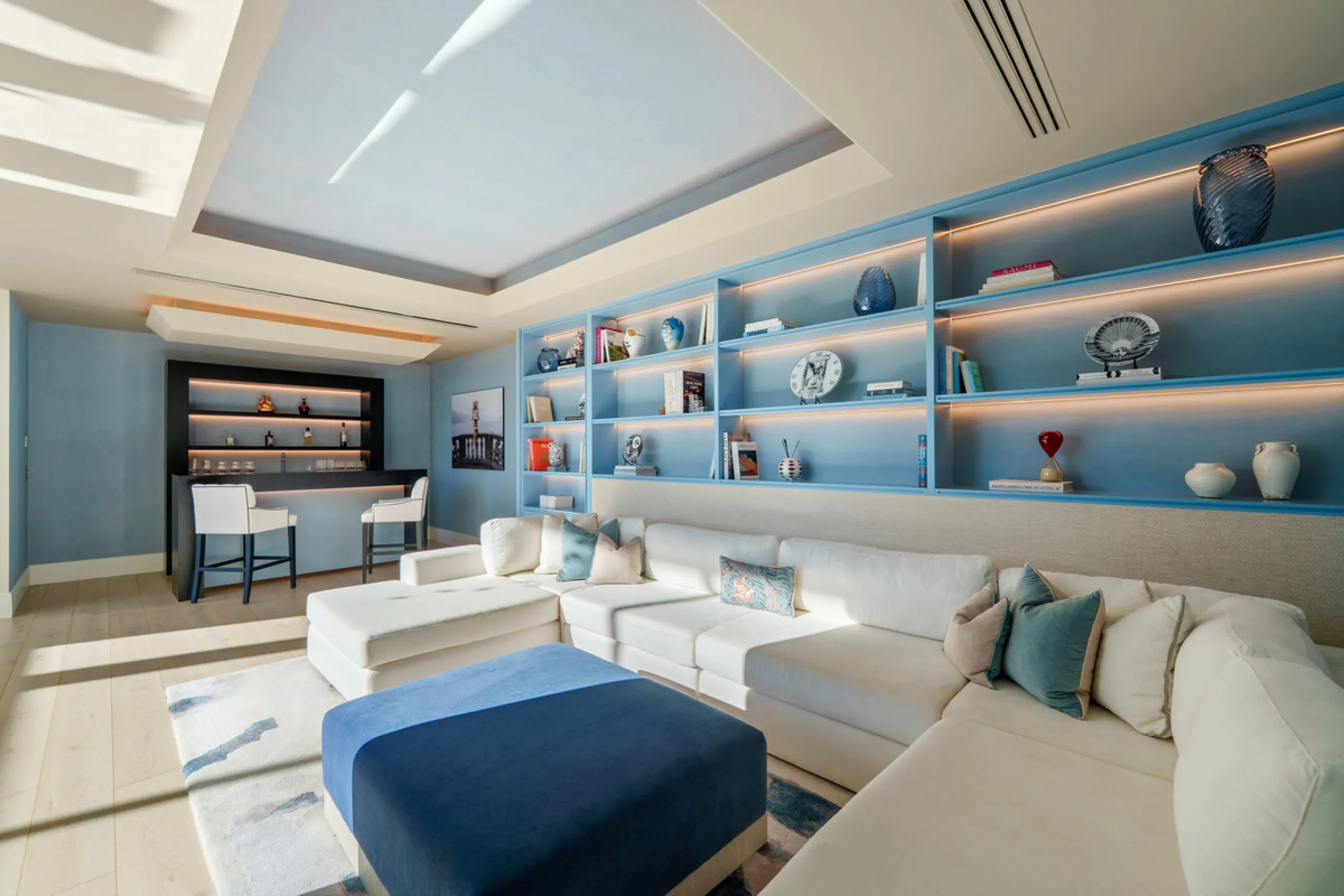A five-bedroom villa in El Madroñal, Benahavís, offering five bathrooms plus a guest cloakroom, with a first floor dedicated to the master suite with dressing room and library alongside a guest ensuite, a ground floor arranged around formal and informal l