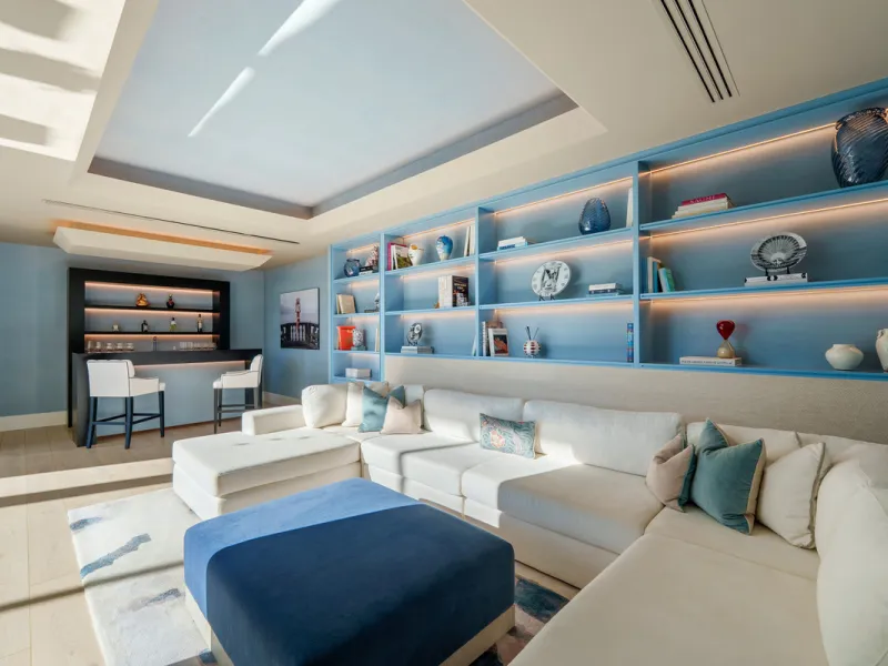 A five-bedroom villa in El Madroñal, Benahavís, offering five bathrooms plus a guest cloakroom, with a first floor dedicated to the master suite with dressing room and library alongside a guest ensuite, a ground floor arranged around formal and informal l