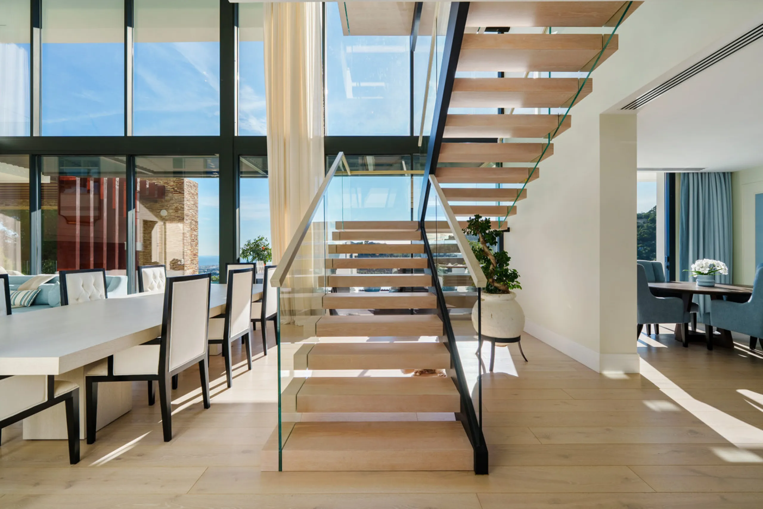 A five-bedroom villa in El Madroñal, Benahavís, offering five bathrooms plus a guest cloakroom, with a first floor dedicated to the master suite with dressing room and library alongside a guest ensuite, a ground floor arranged around formal and informal l