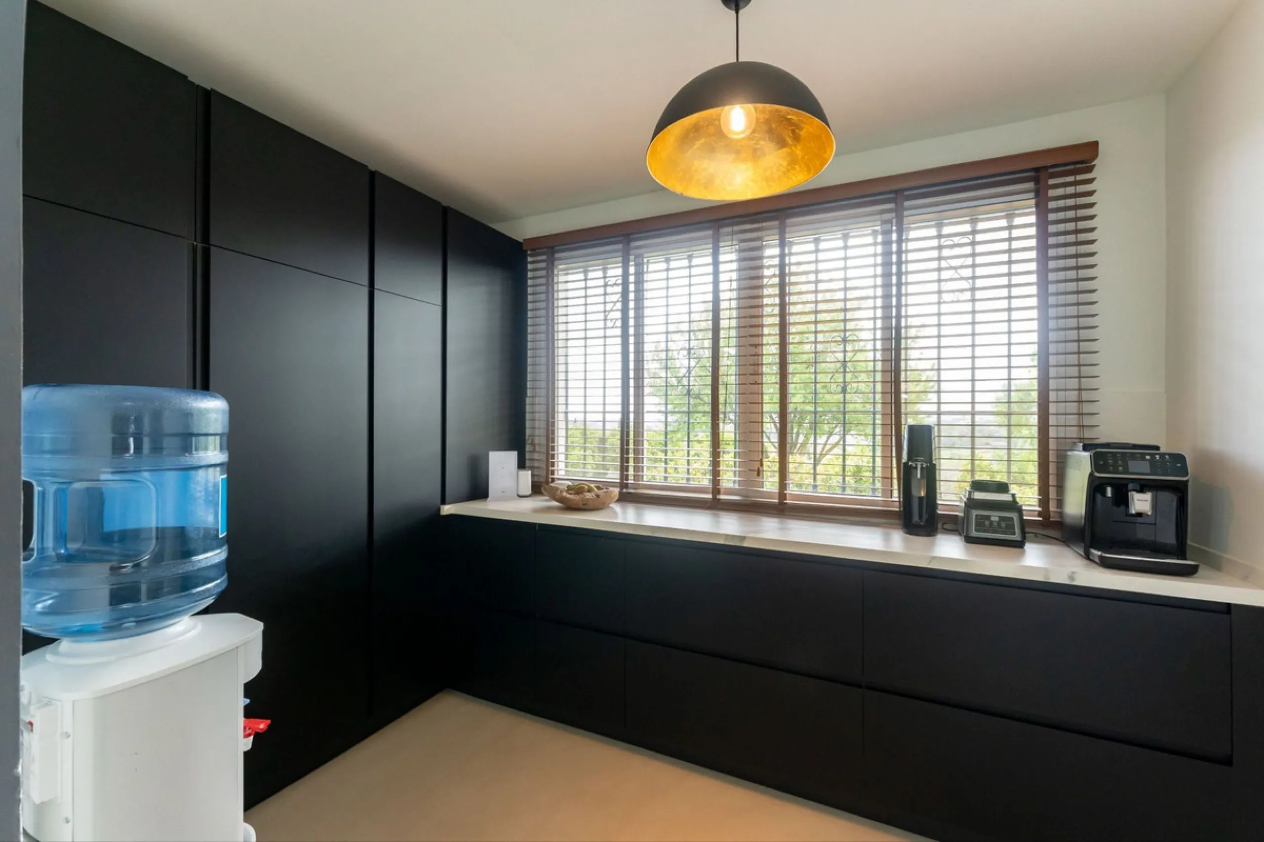 Set in a calm and picturesque countryside location, yet just a 10-minute drive from both Alhaurín el Grande and Coín, this beautifully renovated finca perfectly captures the essence of the modern Mediterranean lifestyle, with ample space, privacy, sunshin