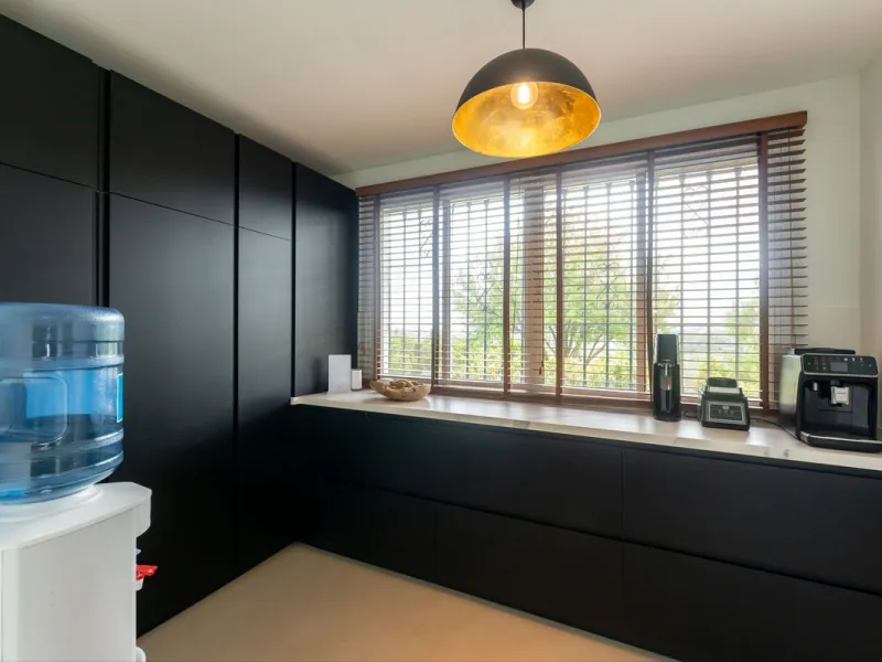 Set in a calm and picturesque countryside location, yet just a 10-minute drive from both Alhaurín el Grande and Coín, this beautifully renovated finca perfectly captures the essence of the modern Mediterranean lifestyle, with ample space, privacy, sunshin