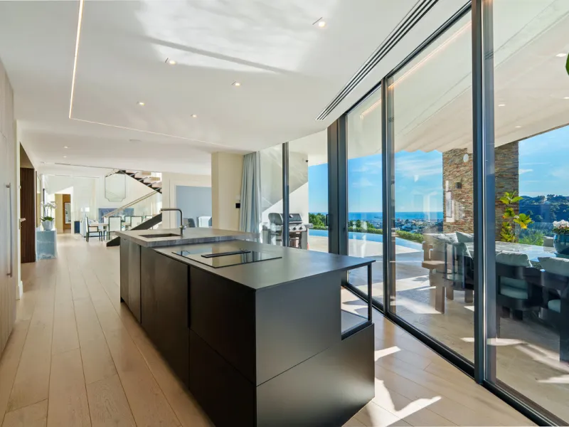 A five-bedroom villa in El Madroñal, Benahavís, offering five bathrooms plus a guest cloakroom, with a first floor dedicated to the master suite with dressing room and library alongside a guest ensuite, a ground floor arranged around formal and informal l