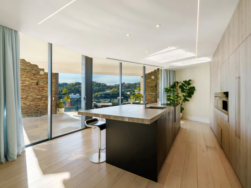 A five-bedroom villa in El Madroñal, Benahavís, offering five bathrooms plus a guest cloakroom, with a first floor dedicated to the master suite with dressing room and library alongside a guest ensuite, a ground floor arranged around formal and informal l
