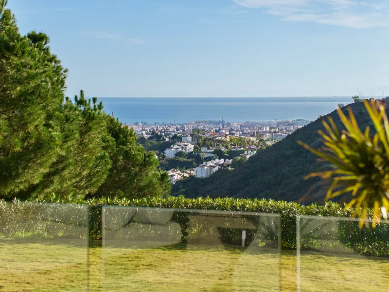 A five-bedroom villa in El Madroñal, Benahavís, offering five bathrooms plus a guest cloakroom, with a first floor dedicated to the master suite with dressing room and library alongside a guest ensuite, a ground floor arranged around formal and informal l